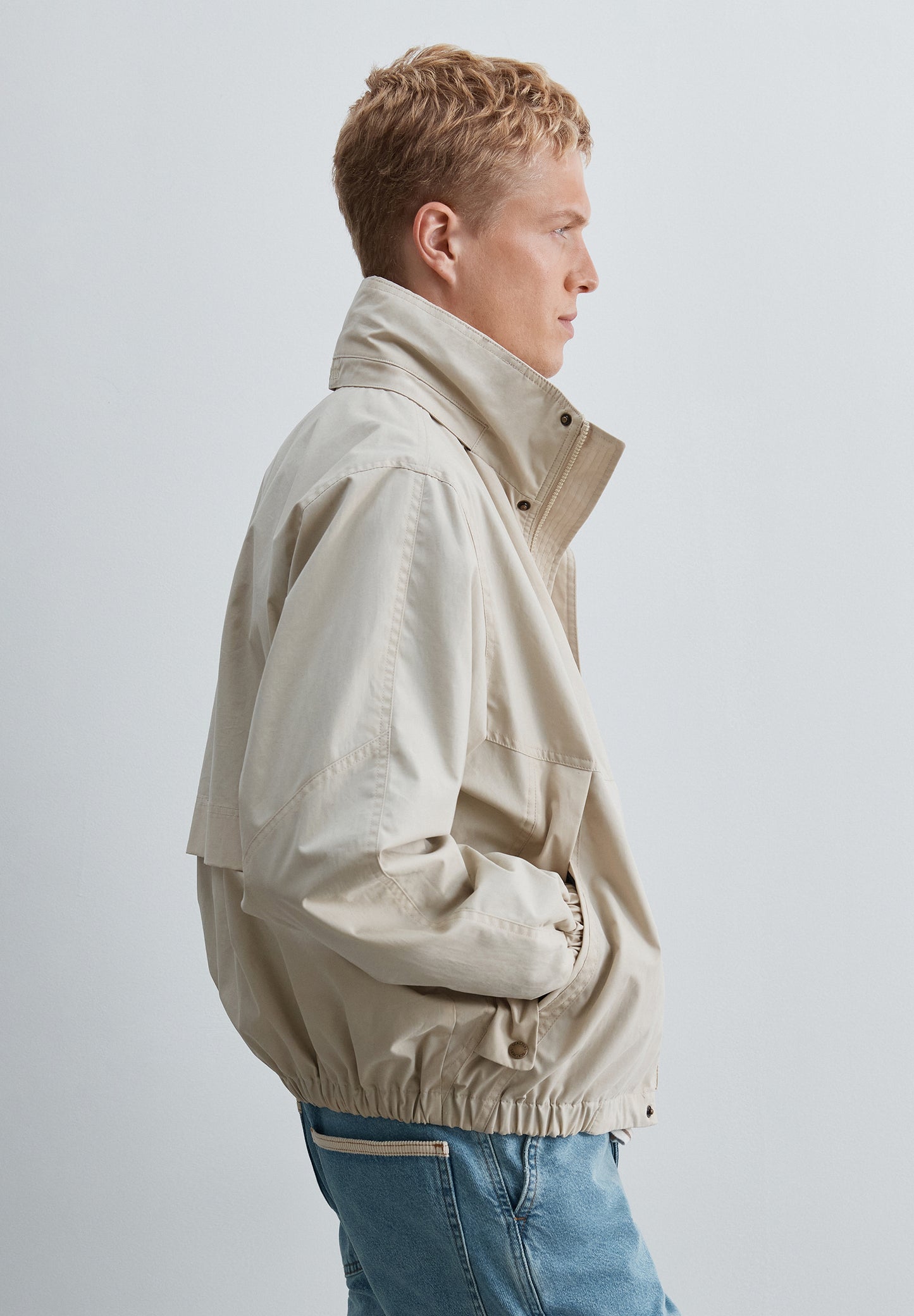 CHAQUETA TÉCNICA CON CAPUCHA OCULTA