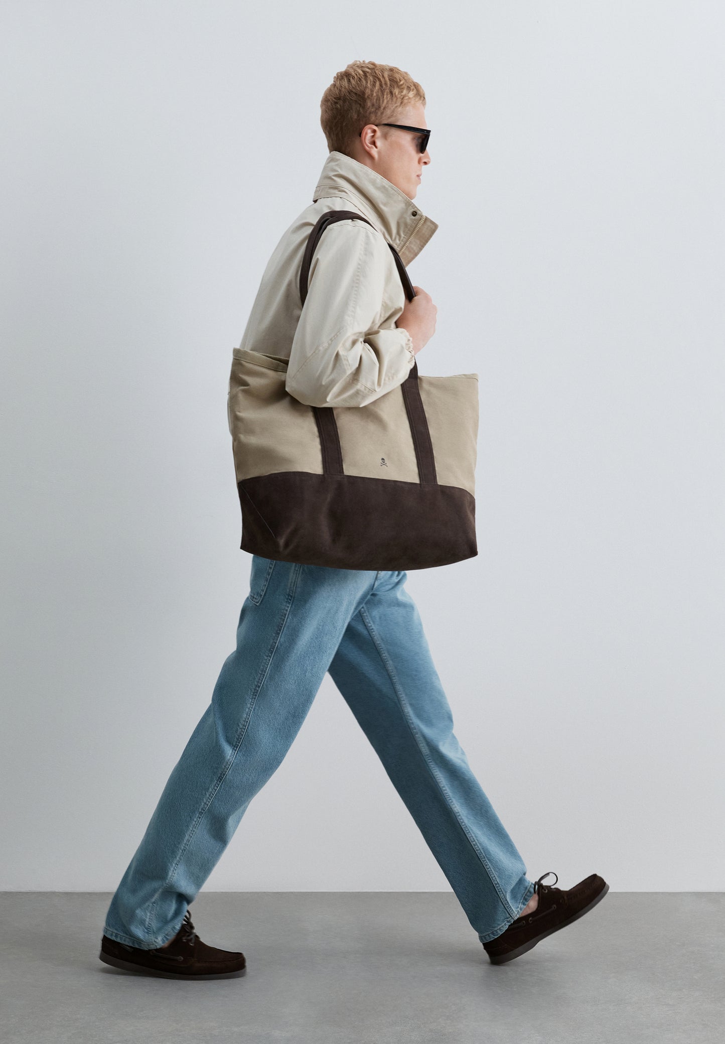 CHAQUETA TÉCNICA CON CAPUCHA OCULTA
