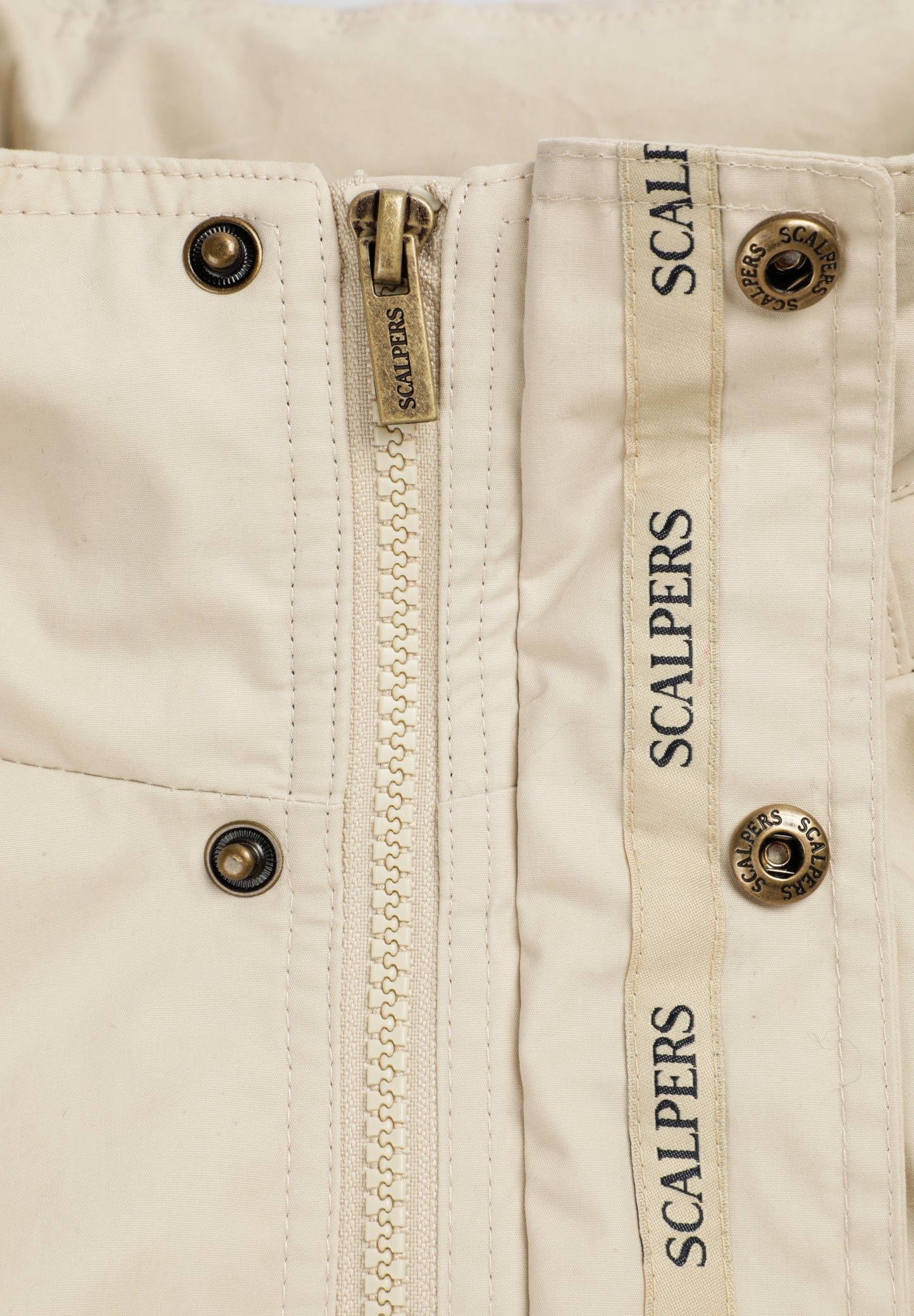 CHAQUETA TÉCNICA CON CAPUCHA OCULTA