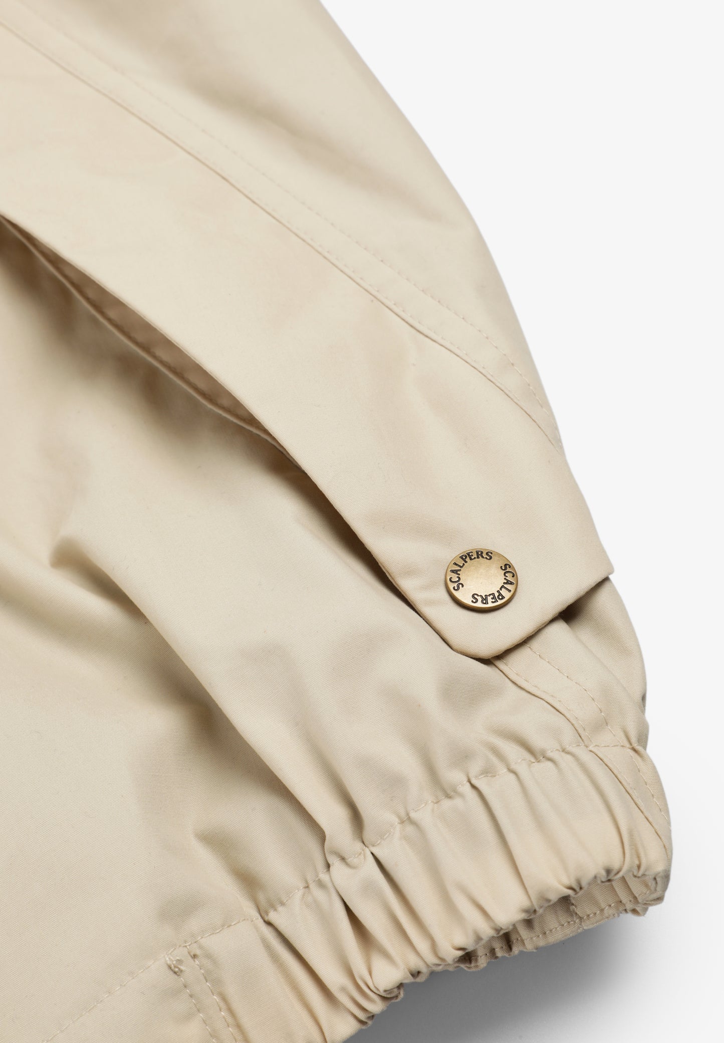 CHAQUETA TÉCNICA CON CAPUCHA OCULTA