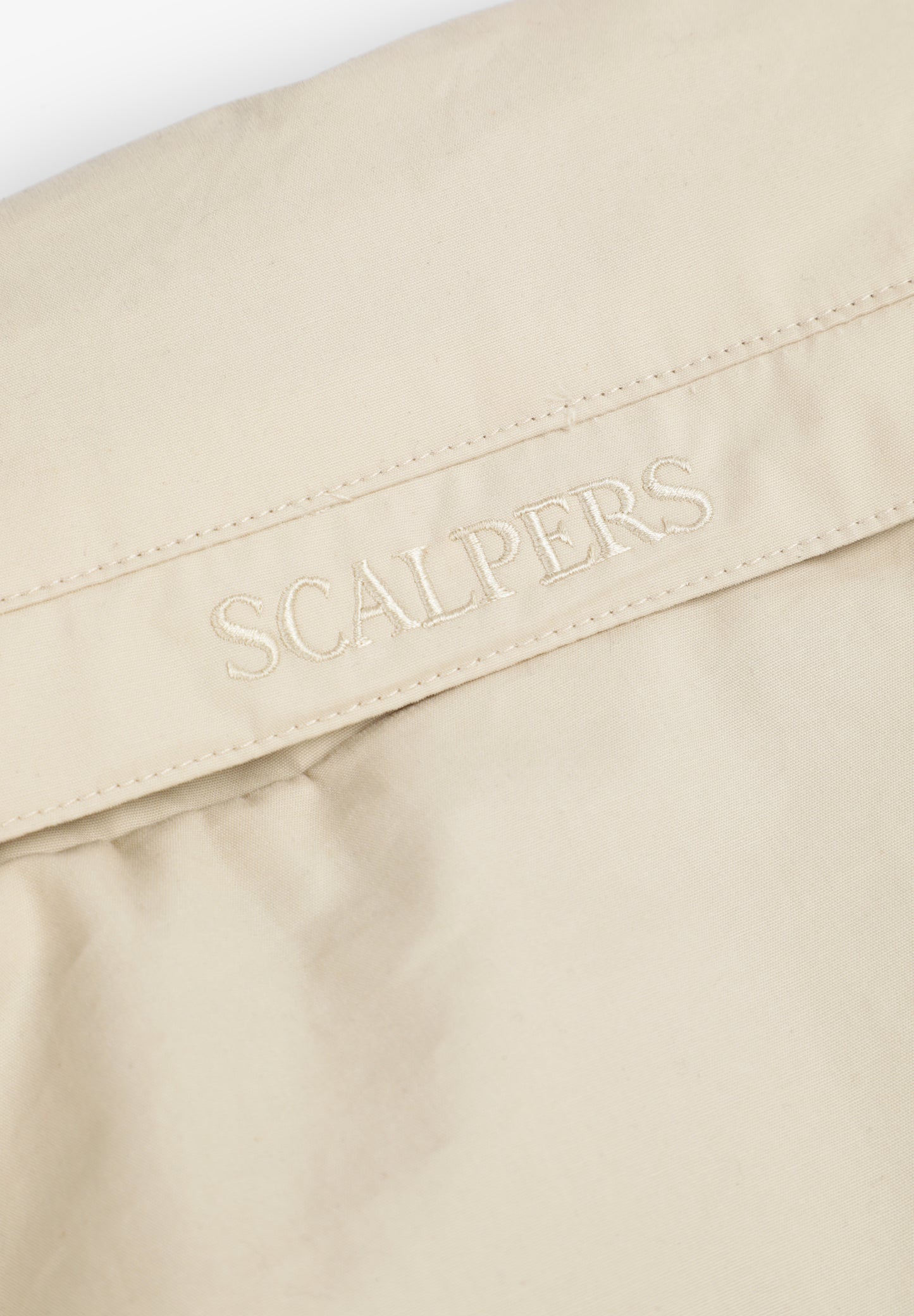 CHAQUETA TÉCNICA CON CAPUCHA OCULTA