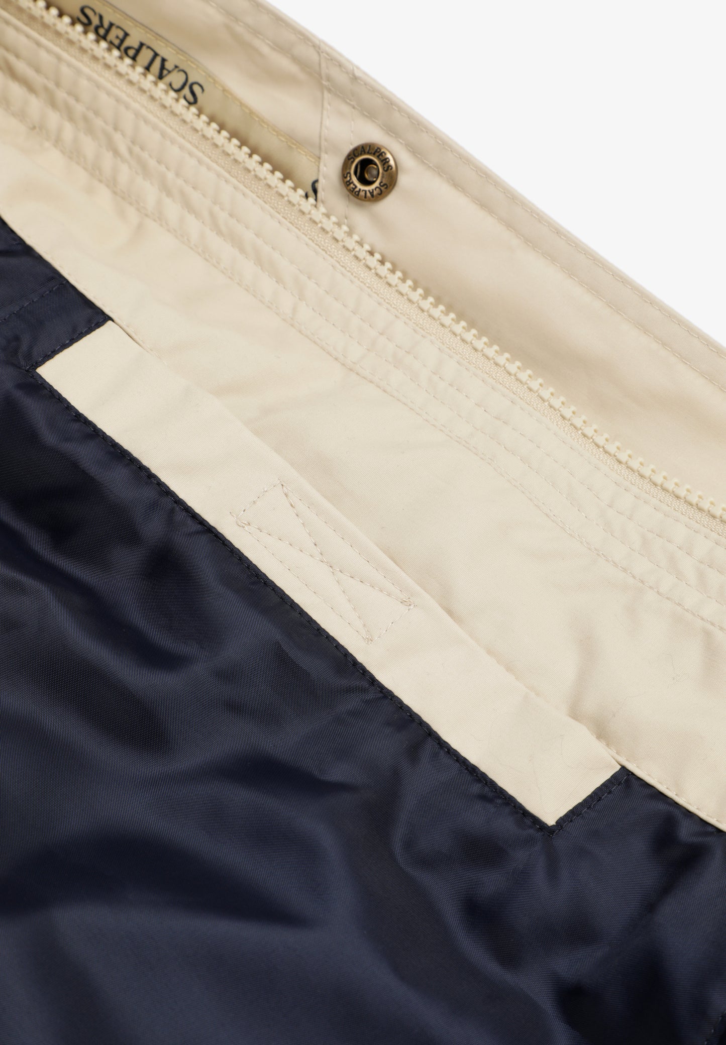 CHAQUETA TÉCNICA CON CAPUCHA OCULTA