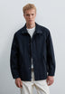 CHAQUETA TÉCNICA IMPERMEABLE CUELLO ALTO