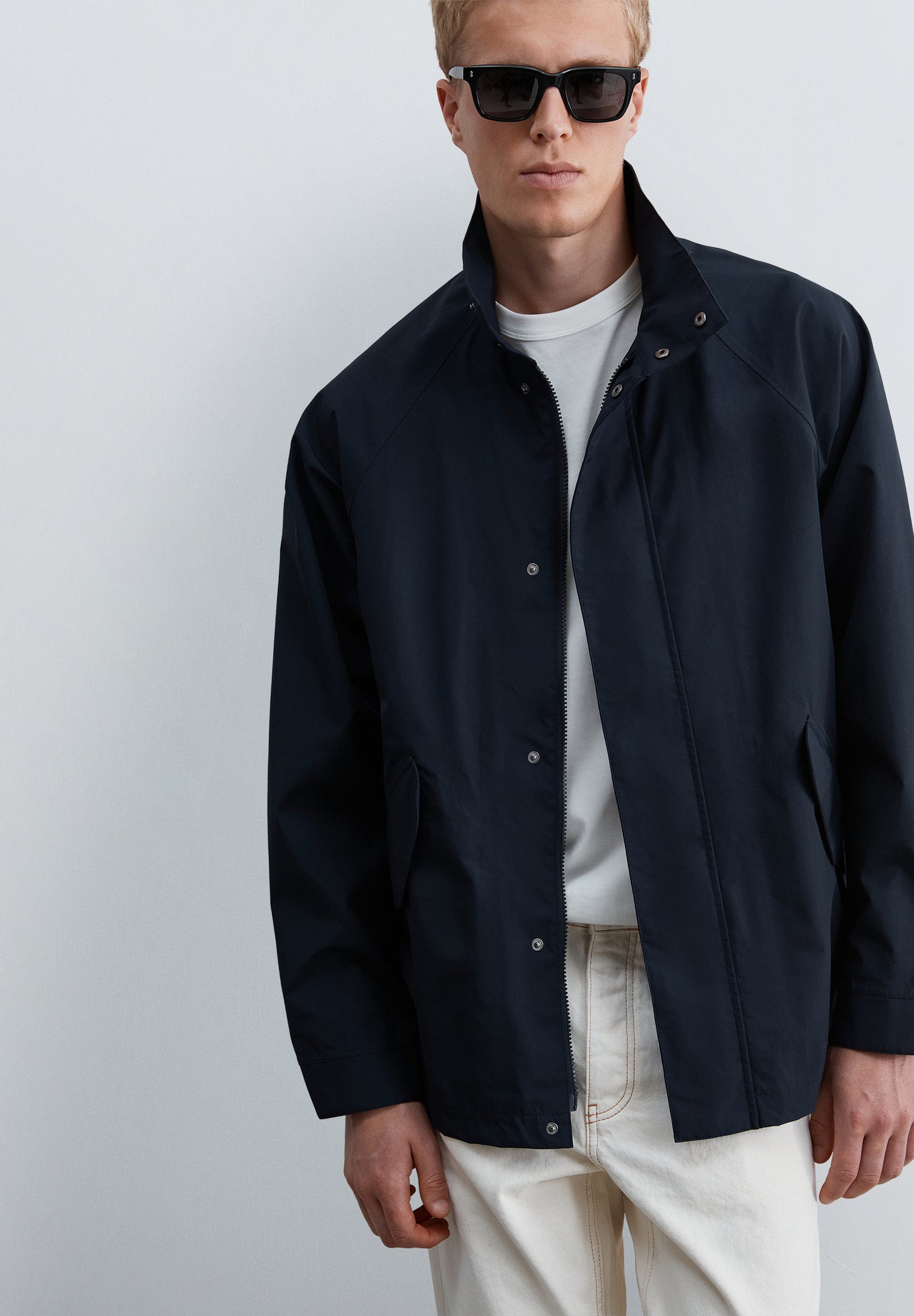 CHAQUETA TÉCNICA IMPERMEABLE CUELLO ALTO