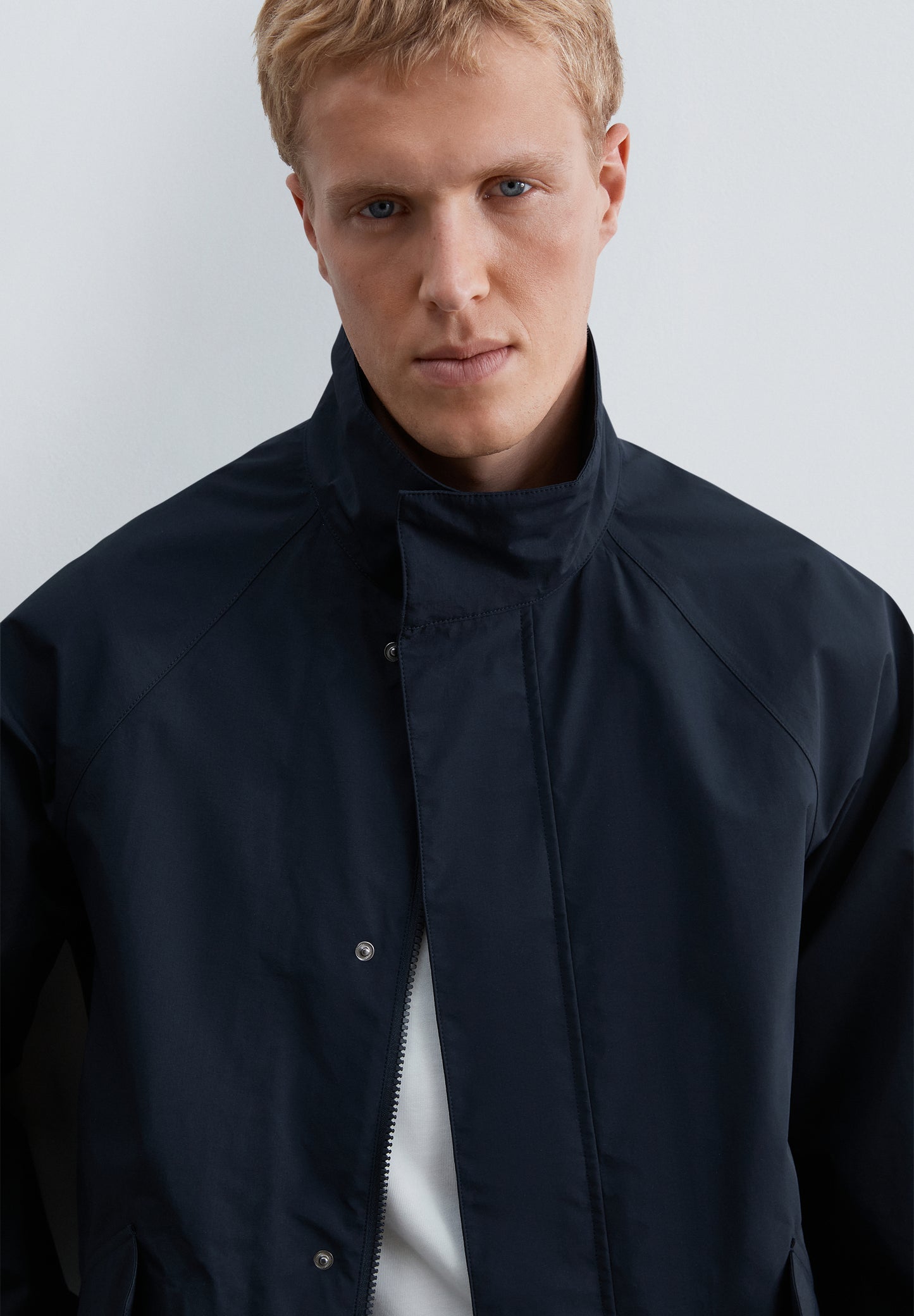 CHAQUETA TÉCNICA IMPERMEABLE CUELLO ALTO