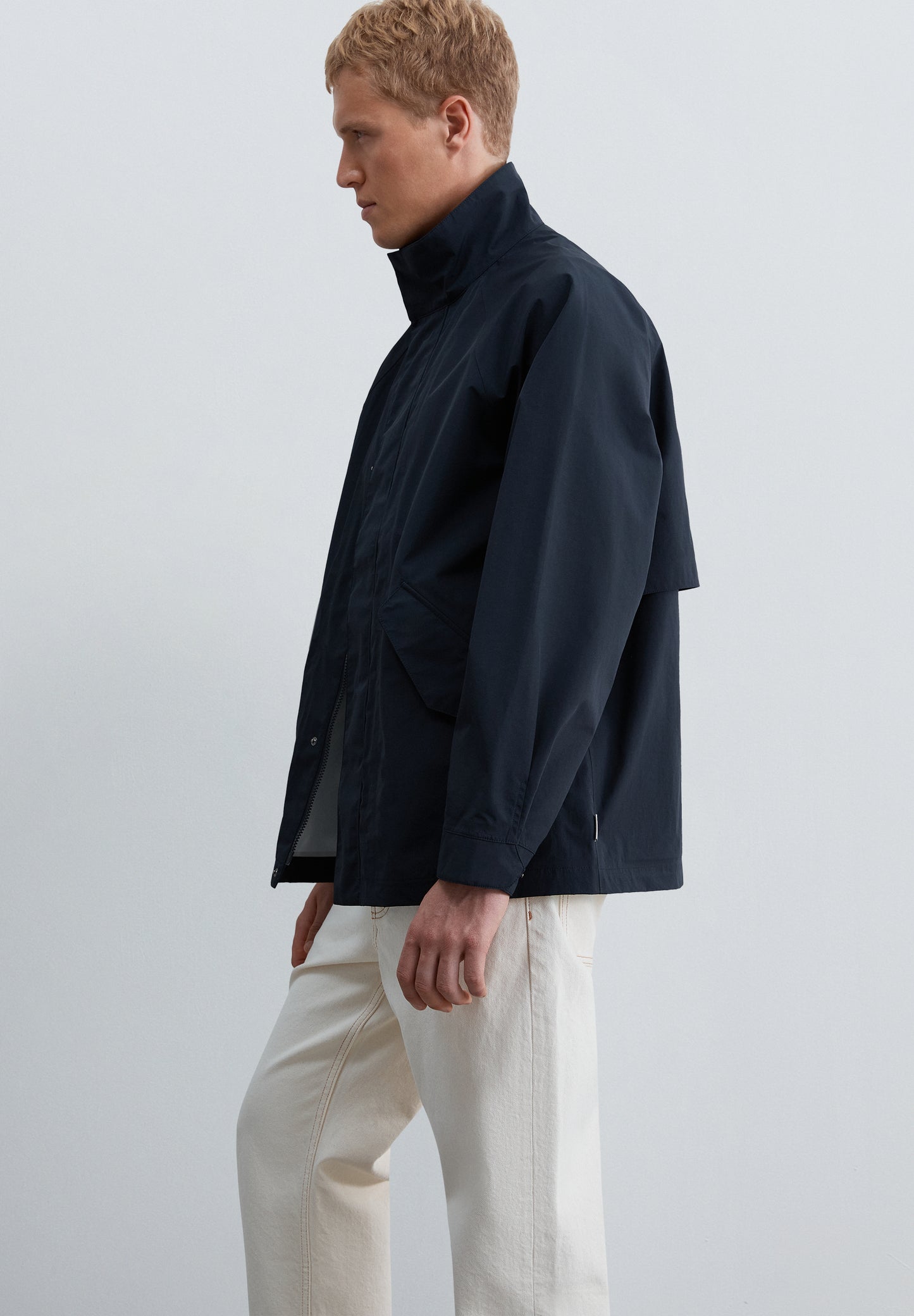 CHAQUETA TÉCNICA IMPERMEABLE CUELLO ALTO
