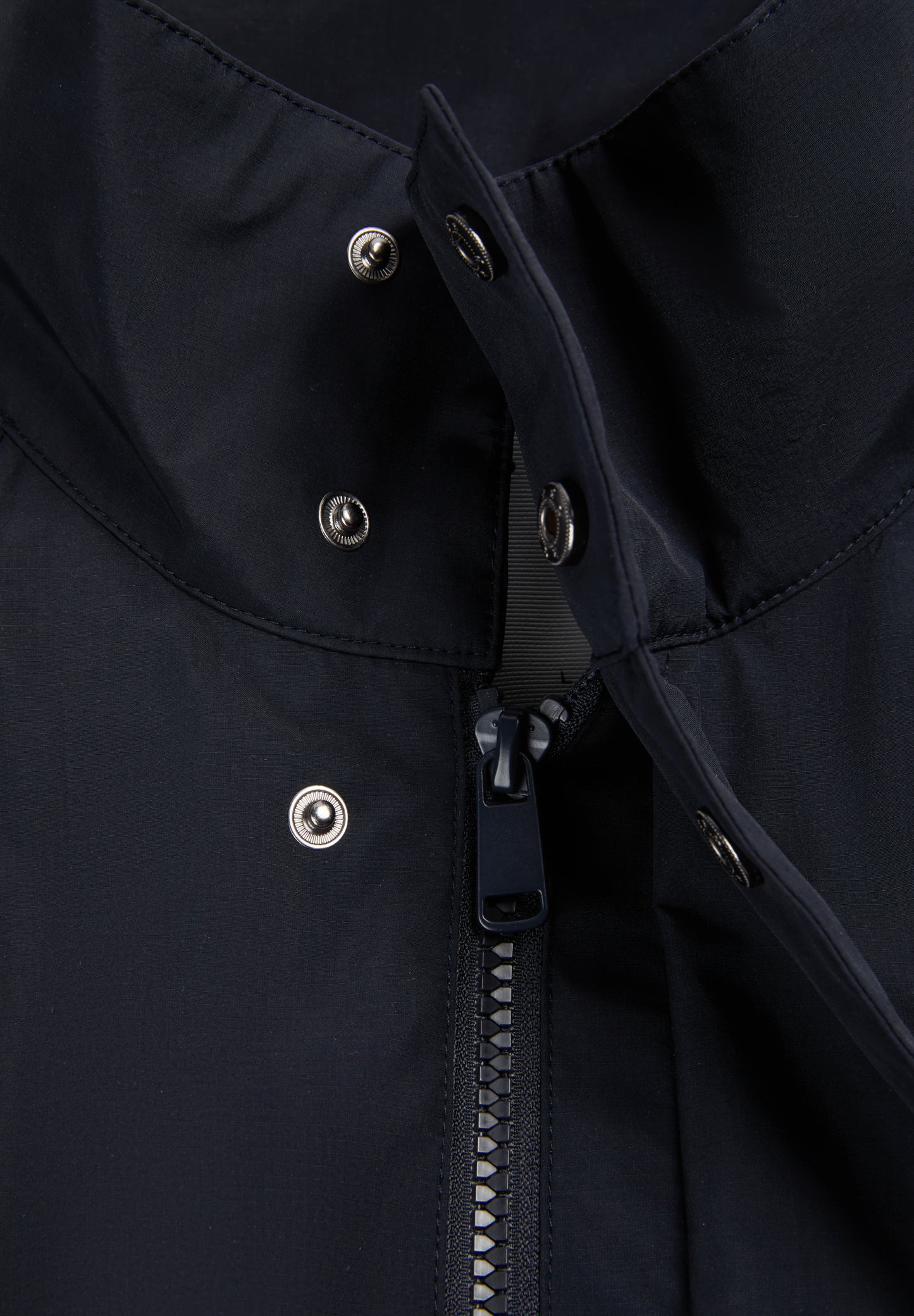 CHAQUETA TÉCNICA IMPERMEABLE CUELLO ALTO