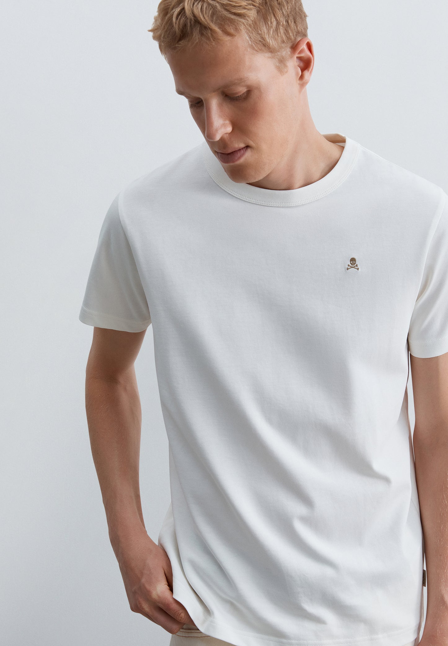 CAMISETA CALAVERA CONTRASTE