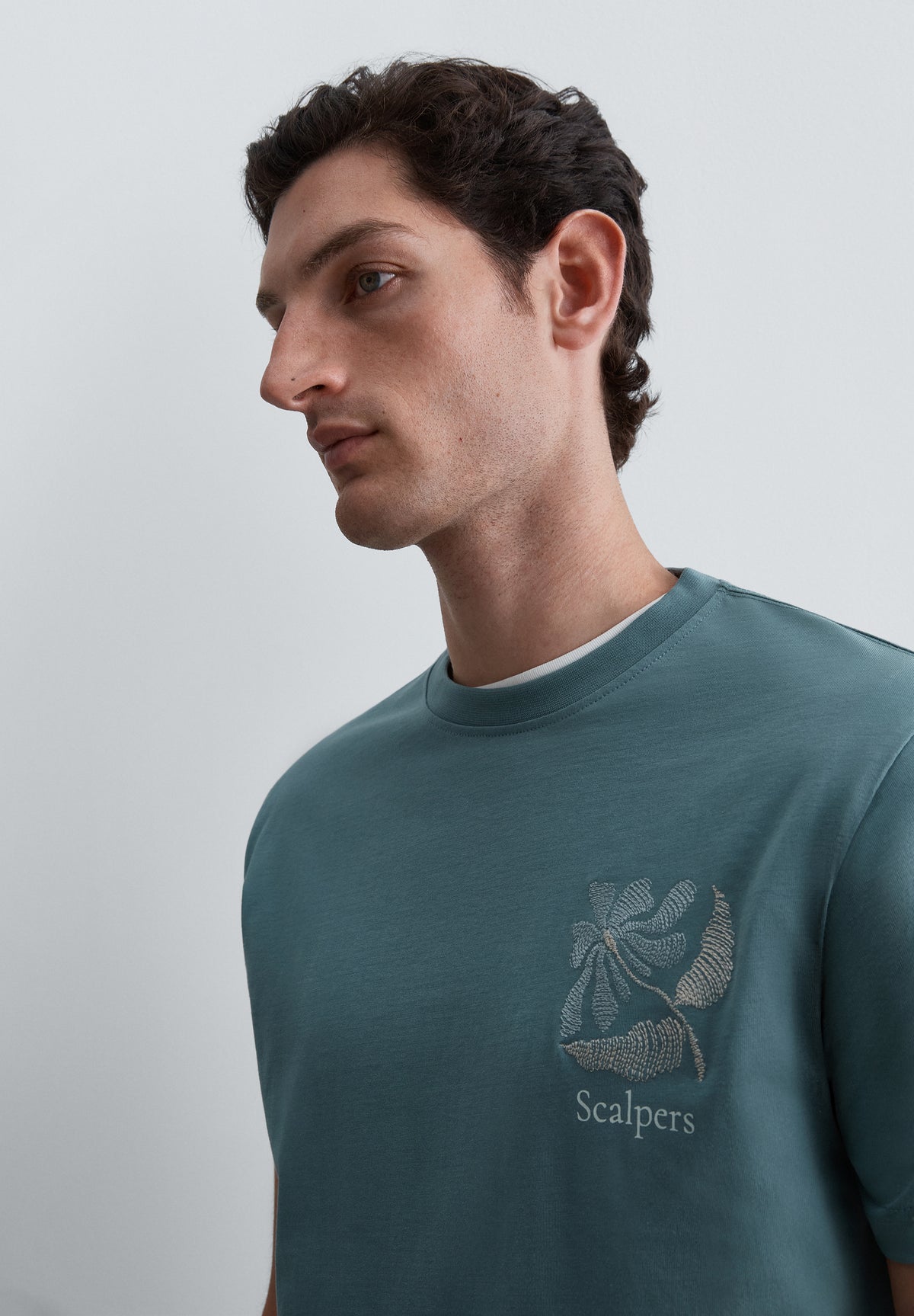CAMISETA REGULAR FIT BORDADO