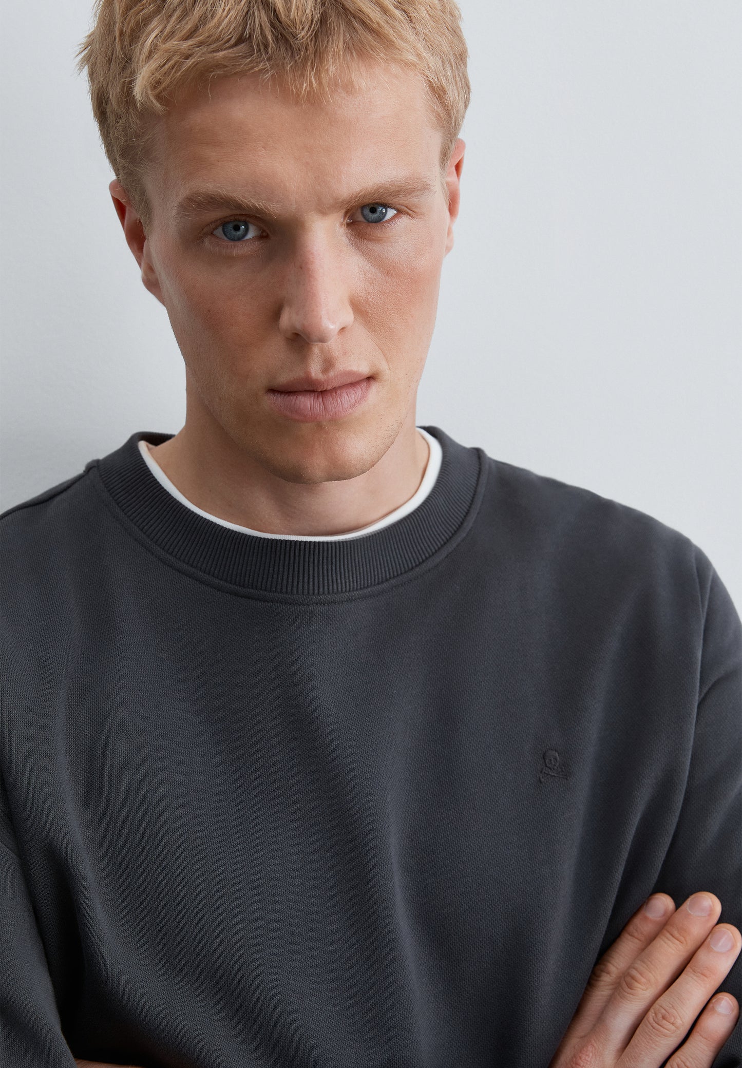SUDADERA CREWNECK BORDADO TONO