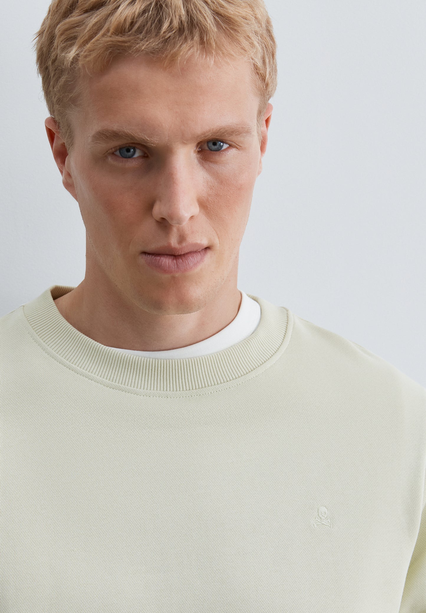 SUDADERA CREWNECK BORDADO TONO