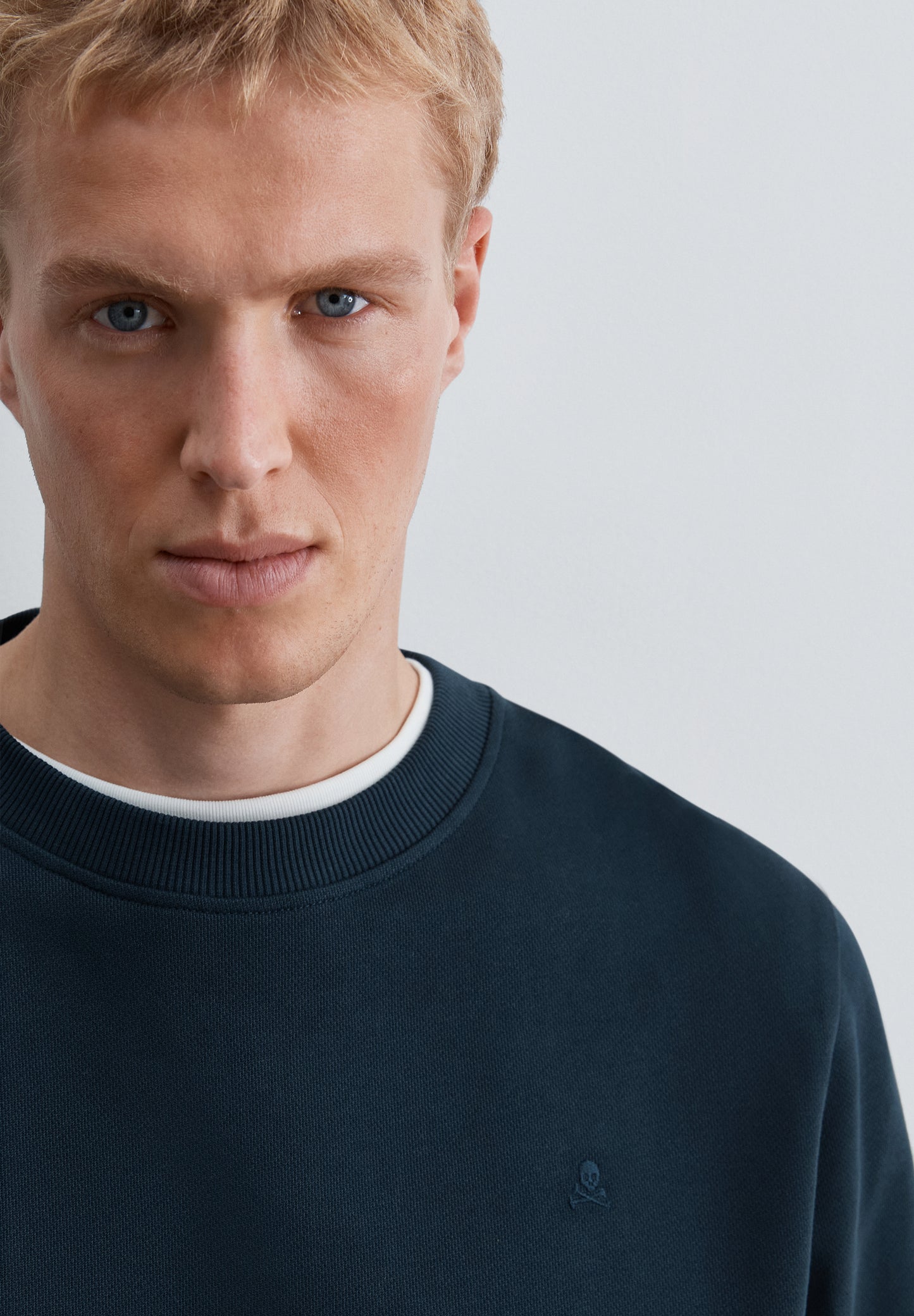 SUDADERA CREWNECK BORDADO TONO