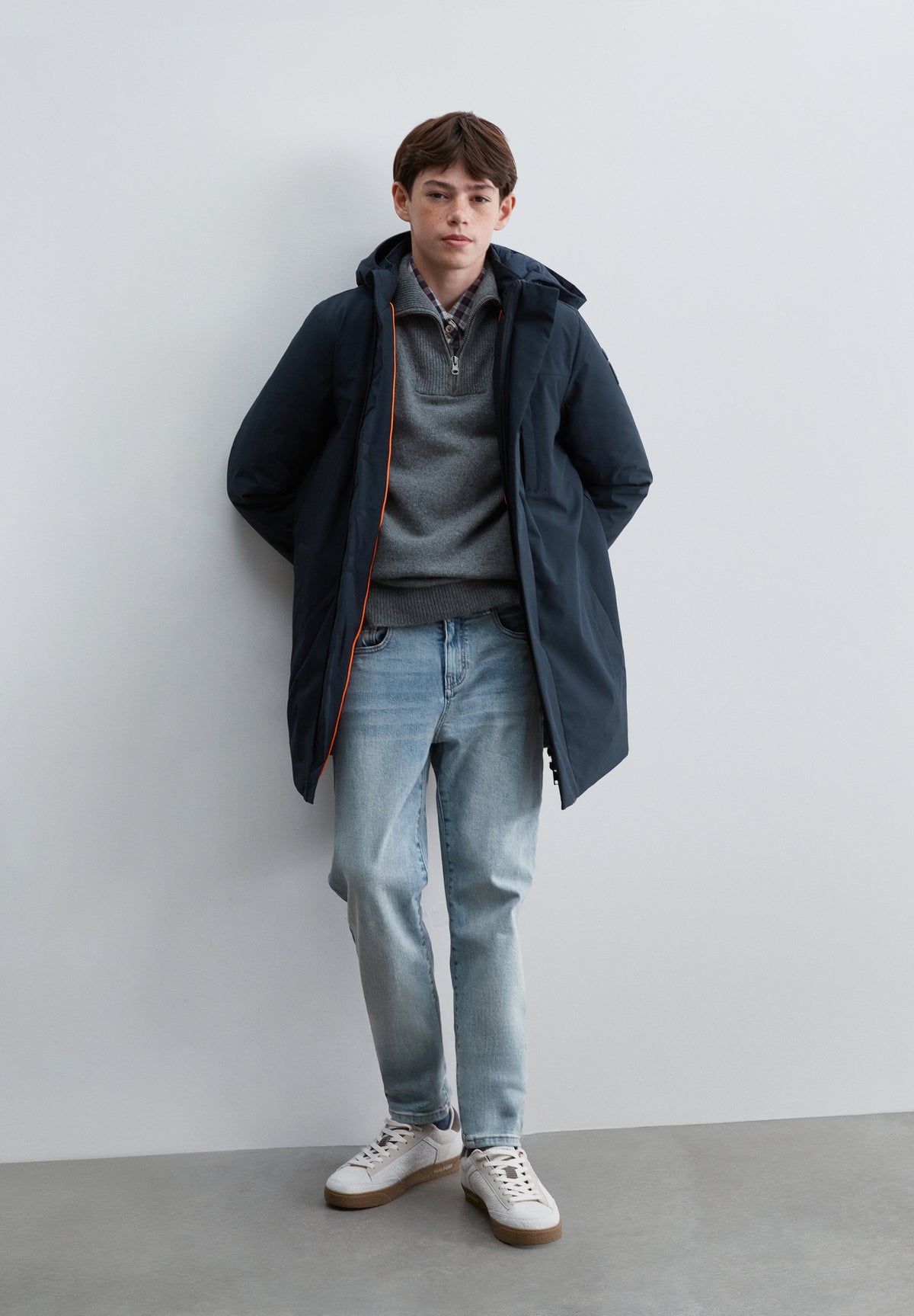 PARKA IMPERMEABLE CON CAPUCHA