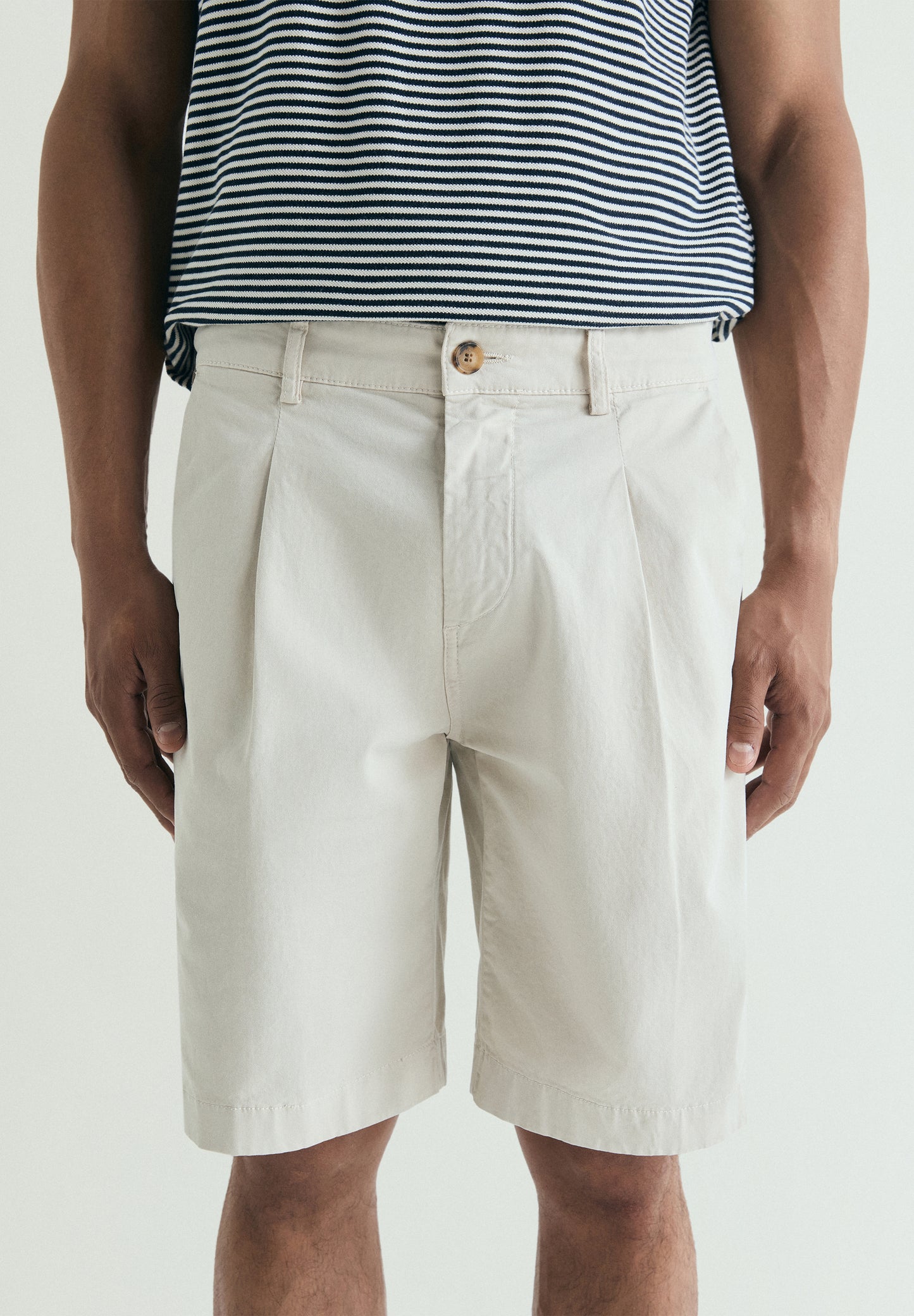 BERMUDAS PINZAS FRONTALES