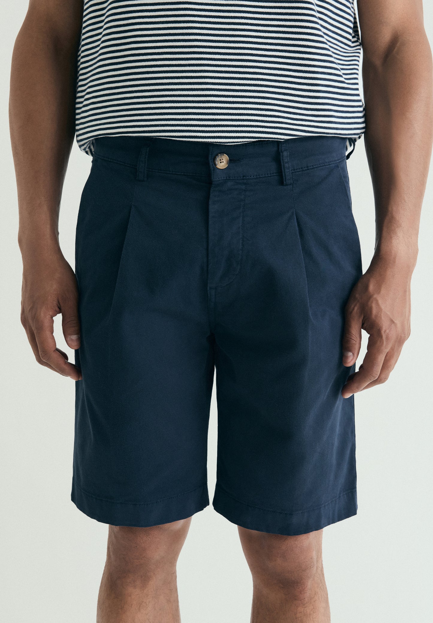 BERMUDAS PINZAS FRONTALES