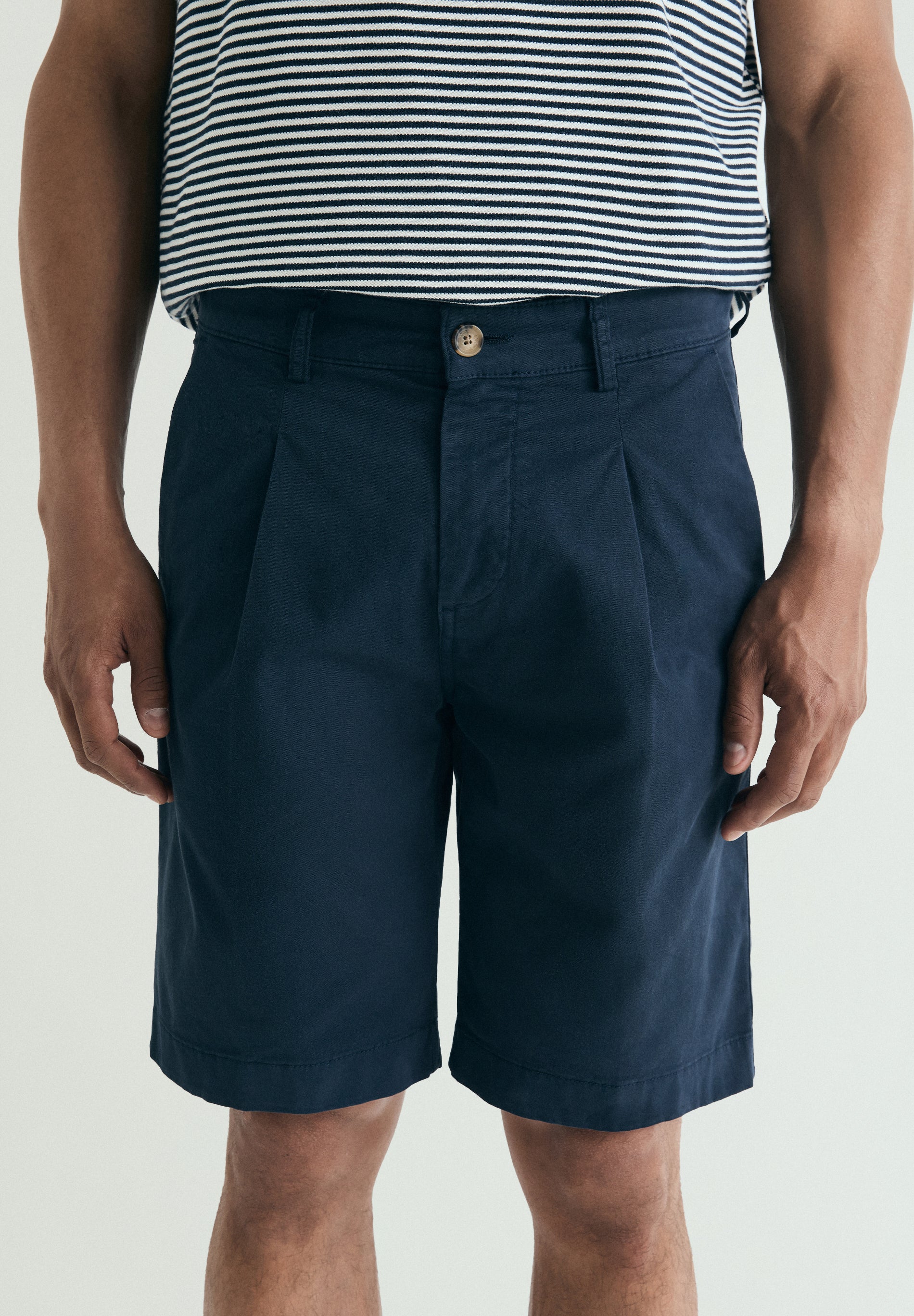 BERMUDAS PINZAS FRONTALES