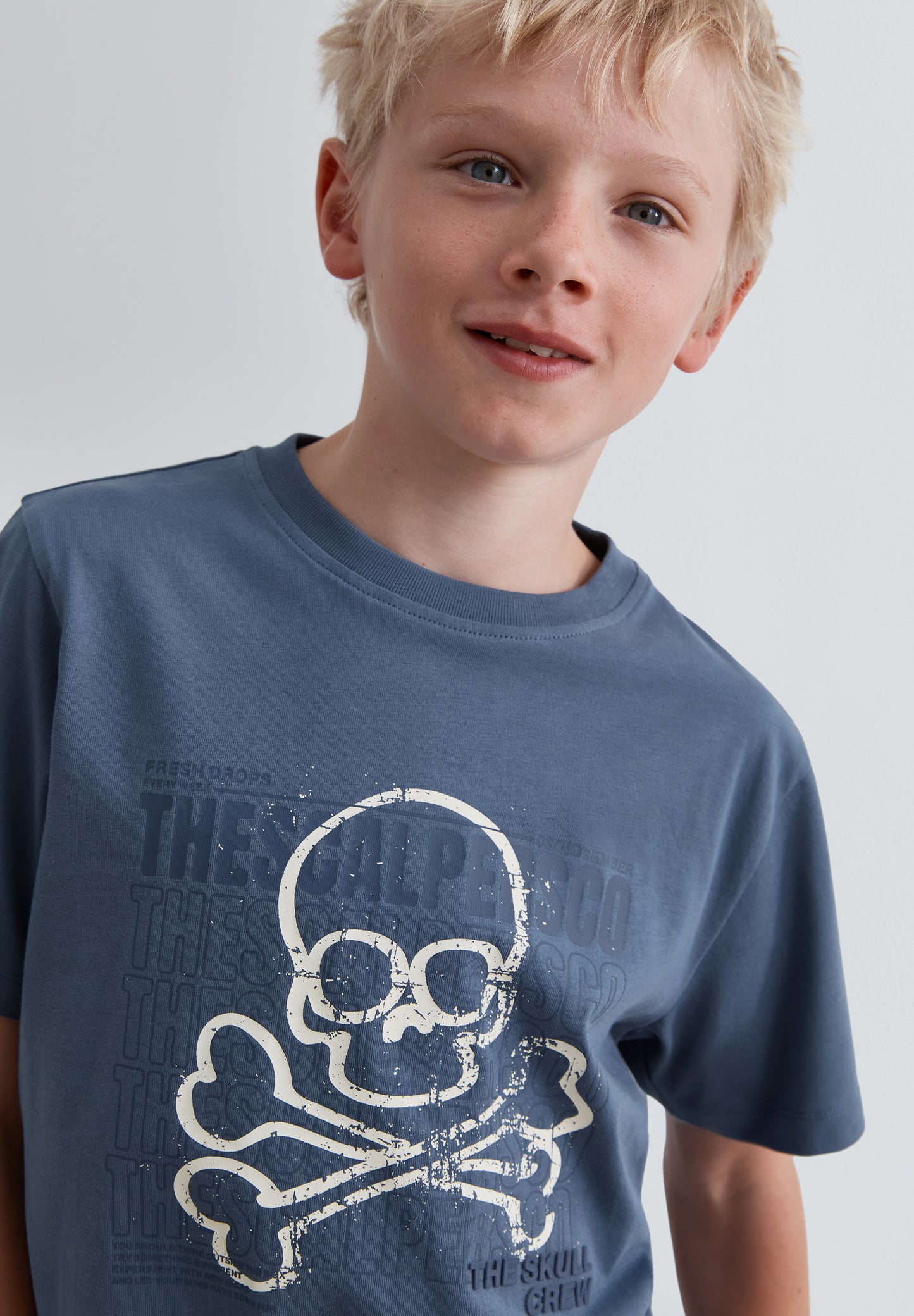CAMISETA ESTAMPADA DETALLE TRASERO