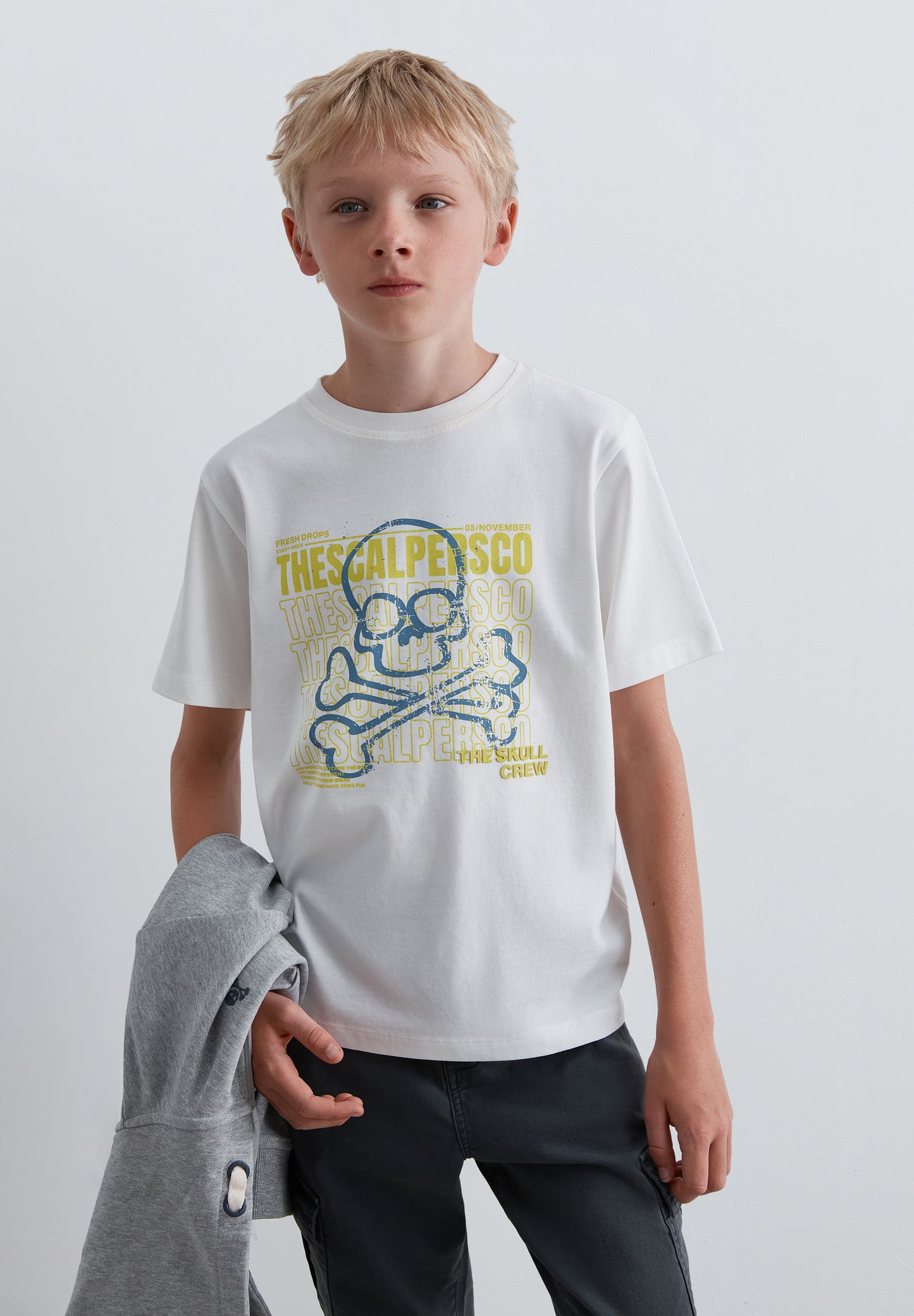 CAMISETA ESTAMPADA DETALLE TRASERO