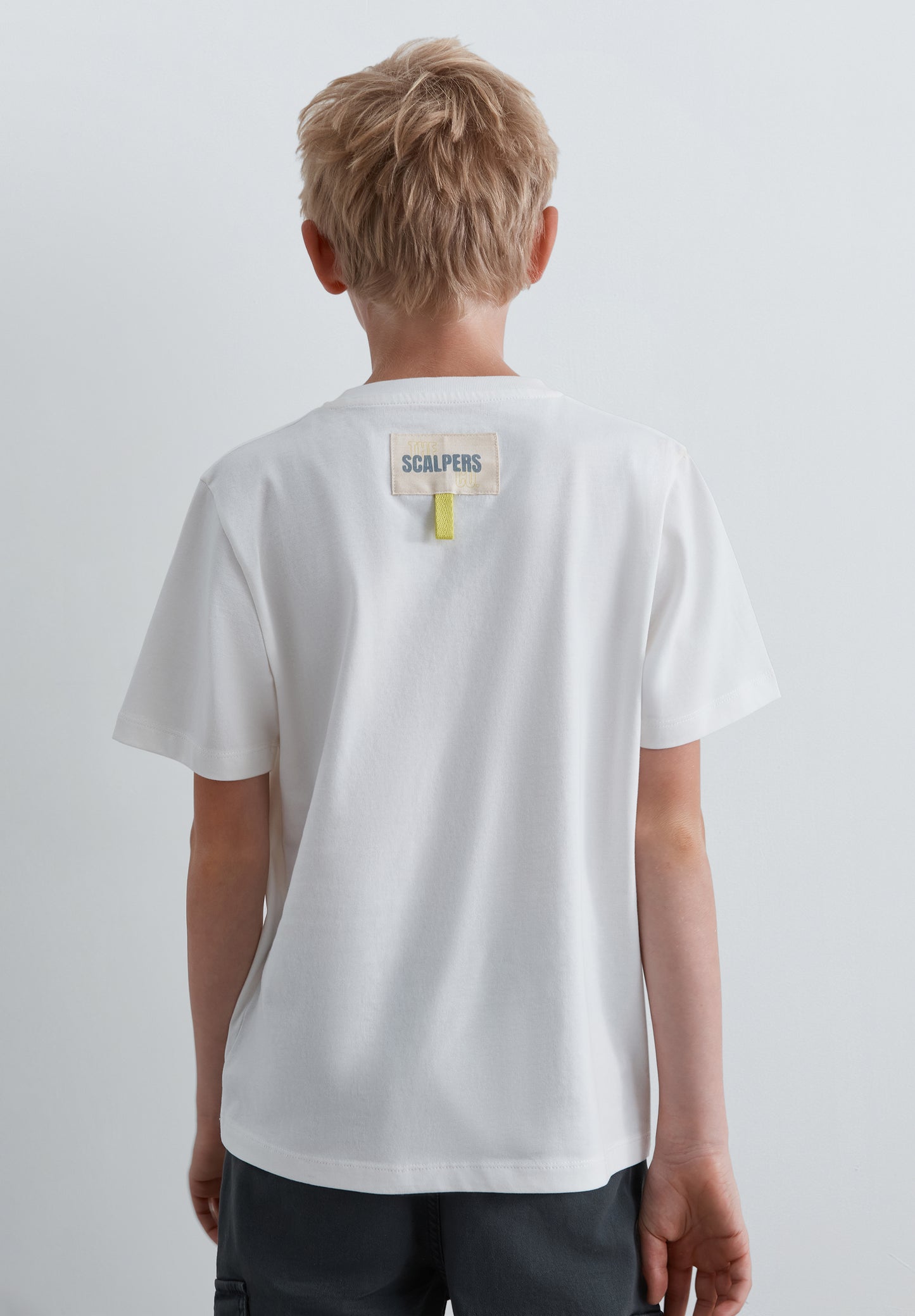 CAMISETA ESTAMPADA DETALLE TRASERO