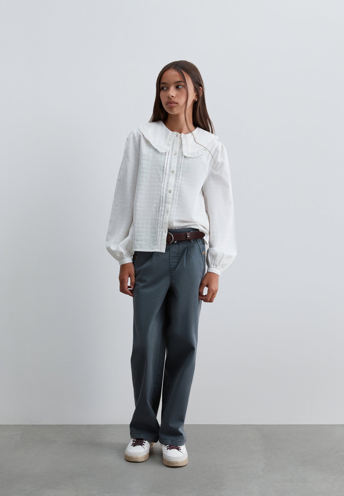 BLUSA CUELLO DETALLES BORDADOS