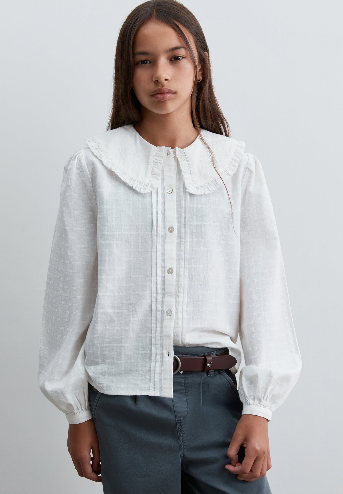 BLUSA CUELLO DETALLES BORDADOS