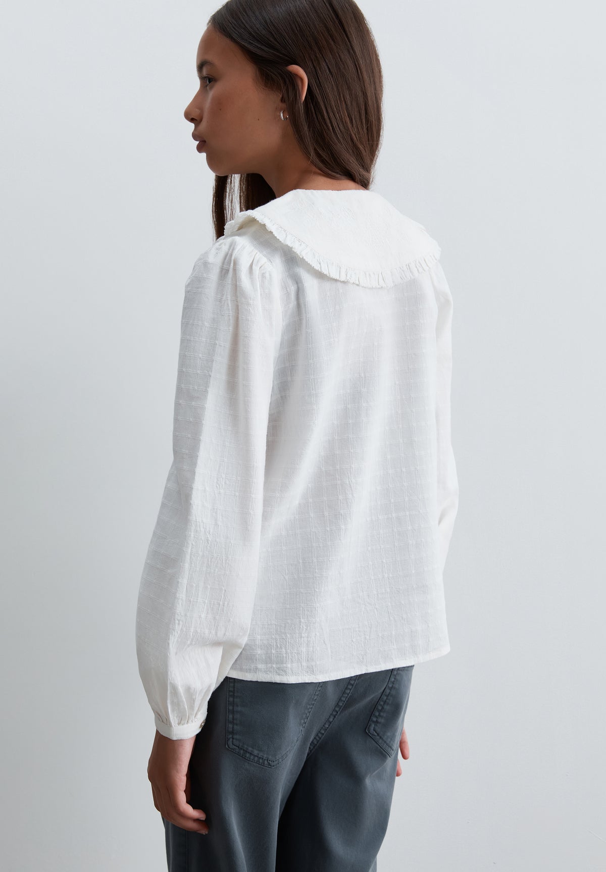 BLUSA CUELLO DETALLES BORDADOS