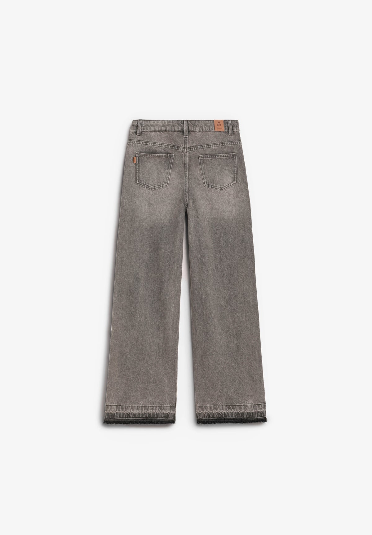 JEANS TACHUELAS BAJO DESFLECADO