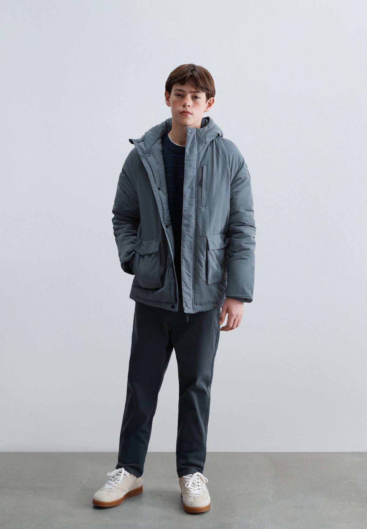 CHAQUETA CON CAPUCHA BOLSILLOS