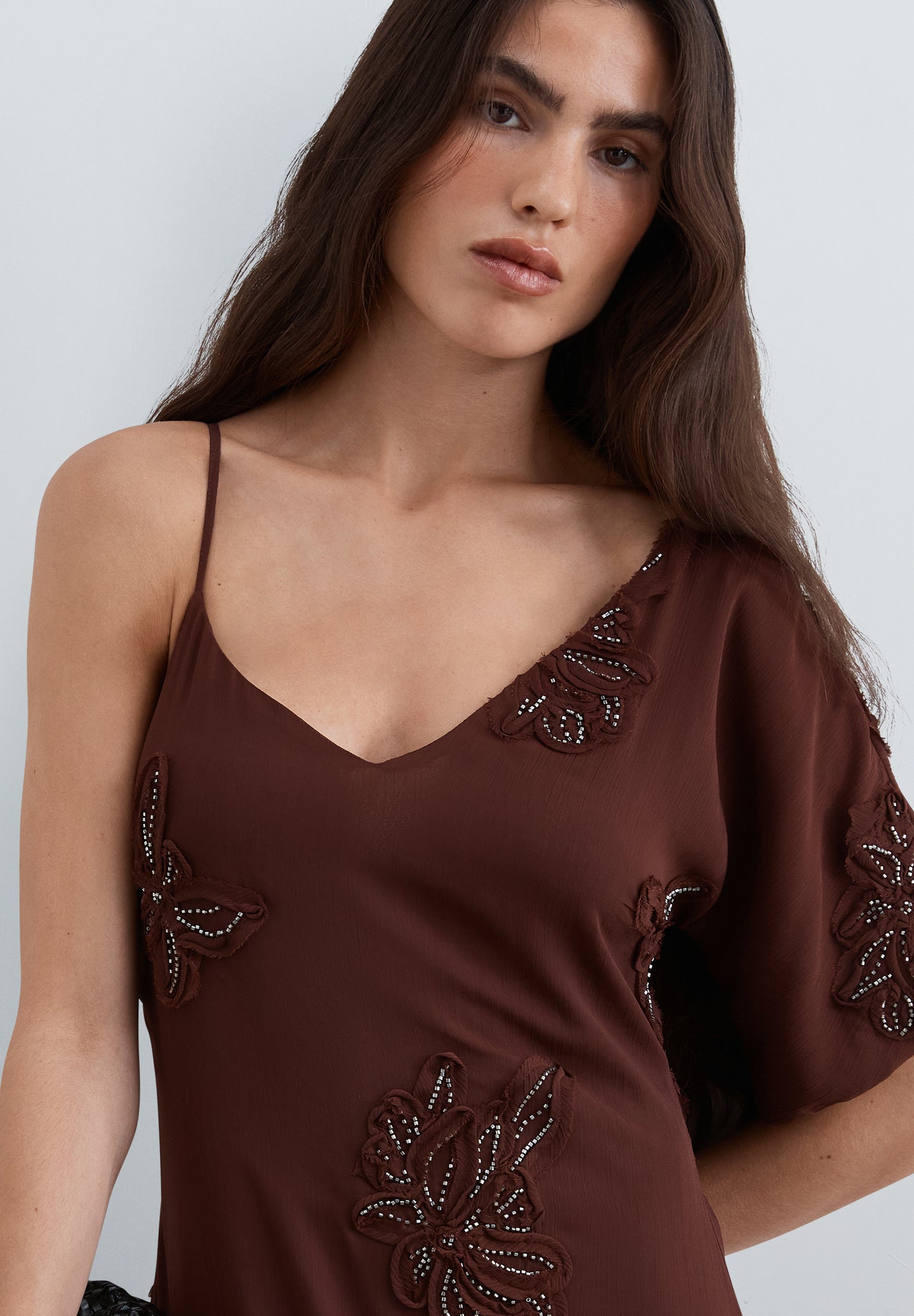 VESTIDO ASIMÉTRICO BORDADO ABALORIOS