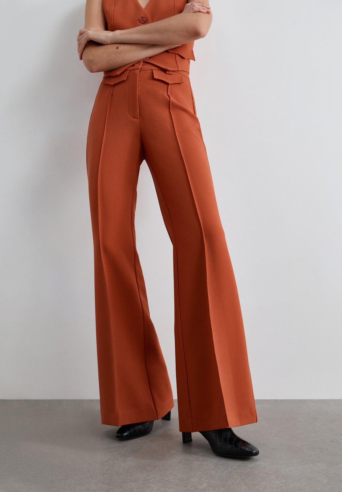 PANTALÓN BOOTCUT PINZAS