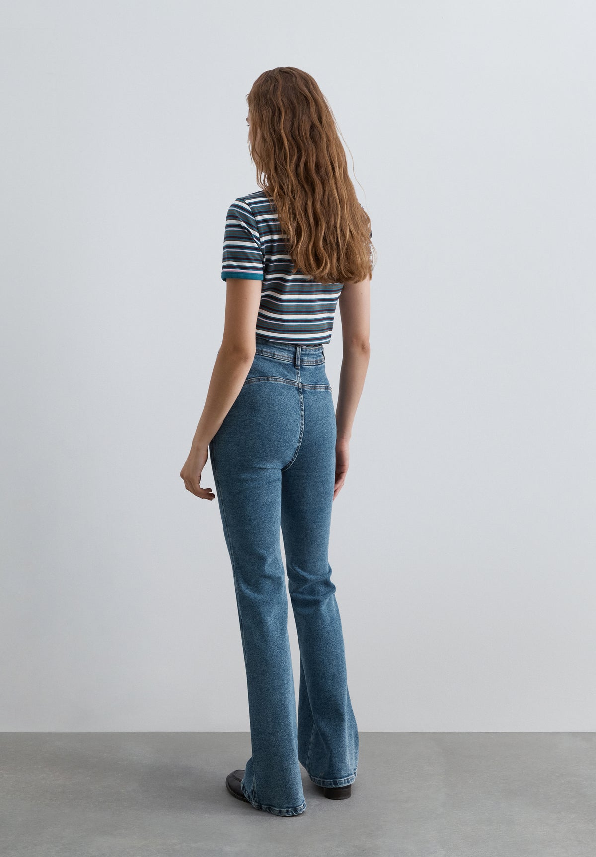JEANS BOOTCUT TIRO ALTO