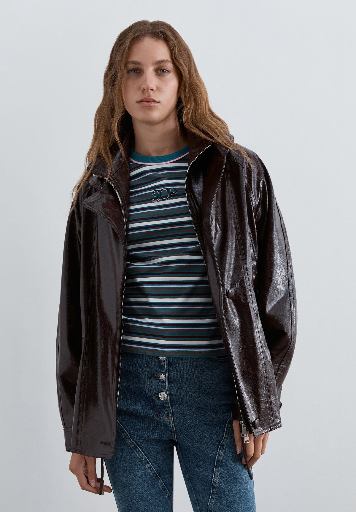 CHAQUETA CUELLO ALTO EFECTO CHAROL