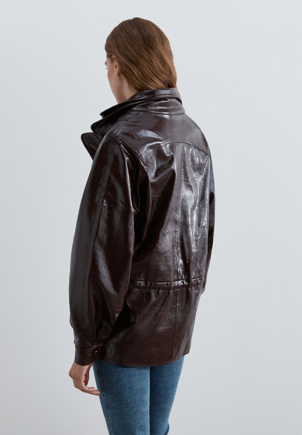 CHAQUETA CUELLO ALTO EFECTO CHAROL