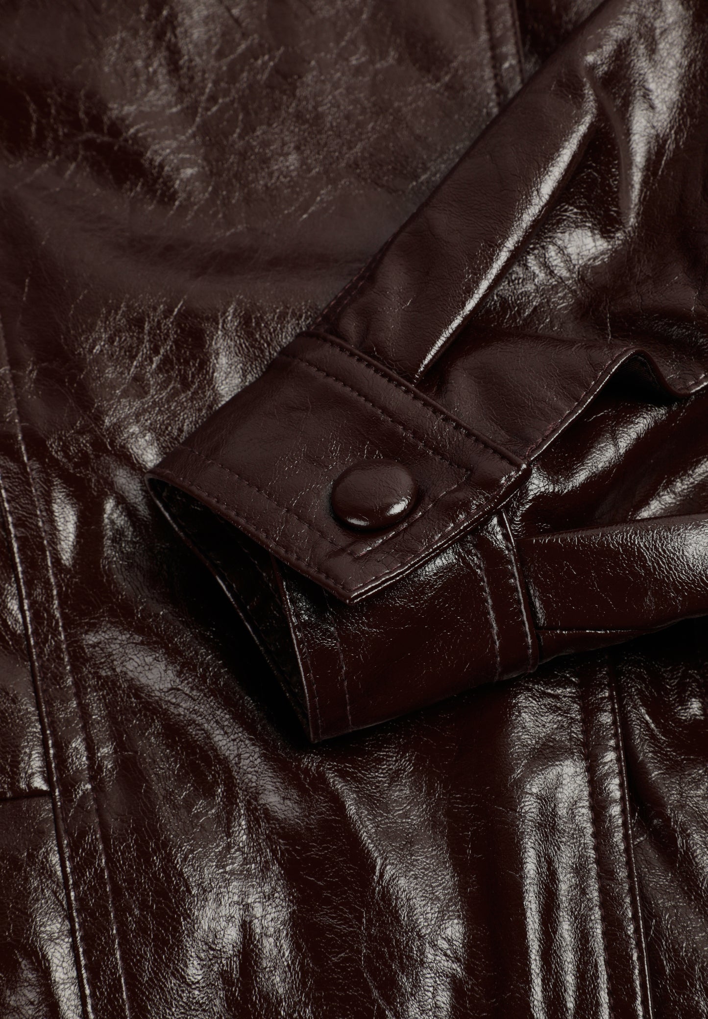 CHAQUETA CUELLO ALTO EFECTO CHAROL