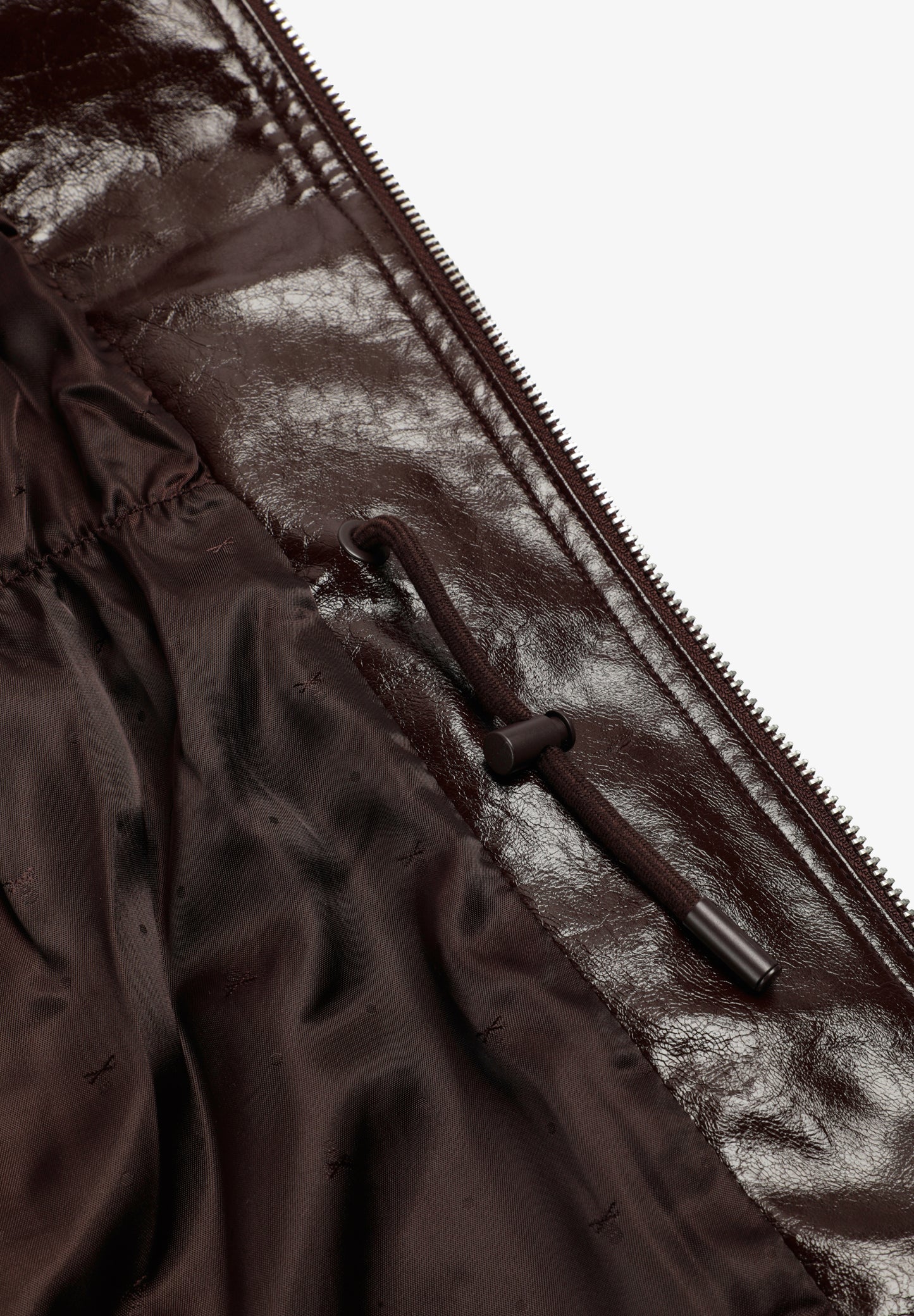 CHAQUETA CUELLO ALTO EFECTO CHAROL