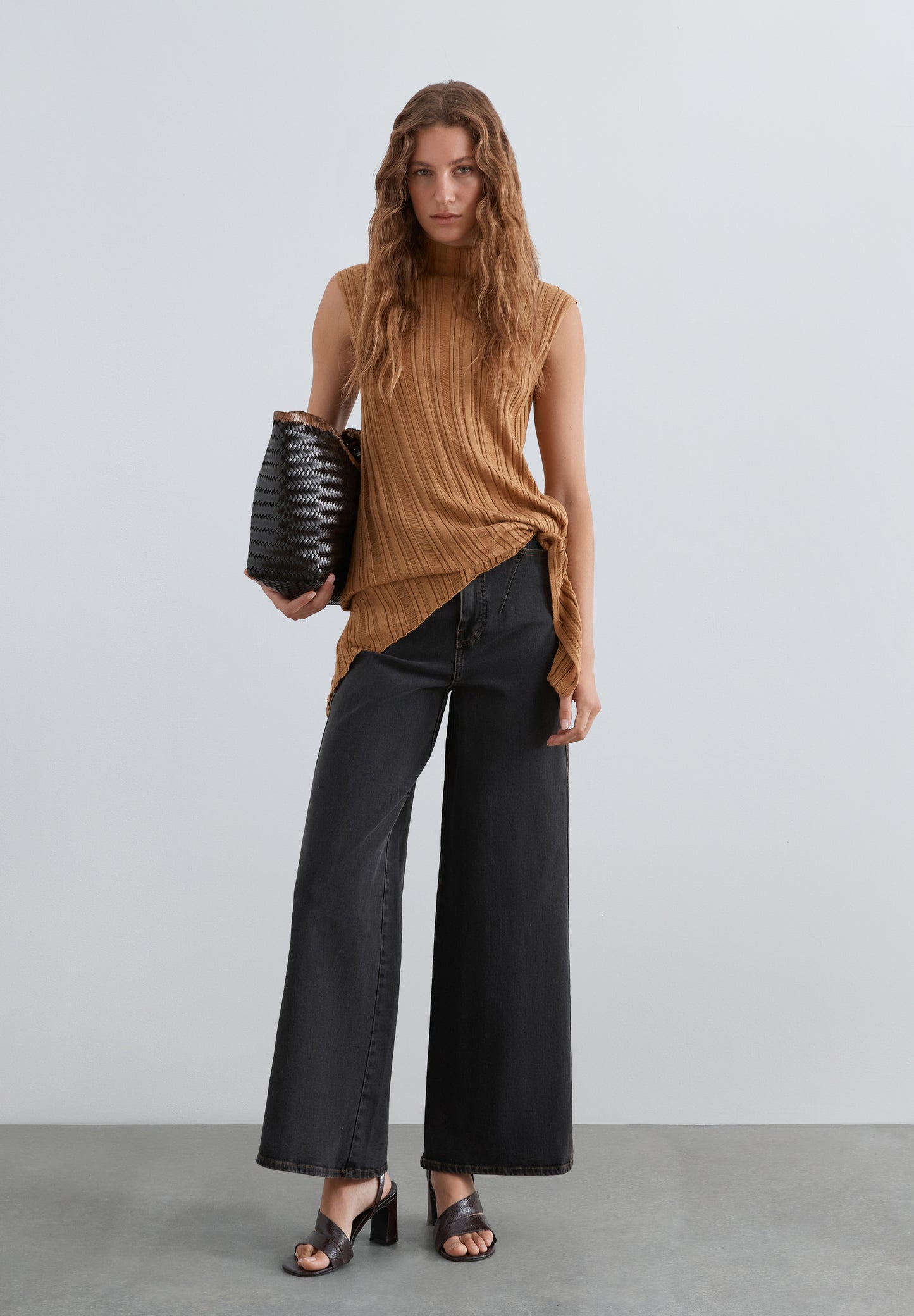 JEANS WIDE LEG TIRO ALTO