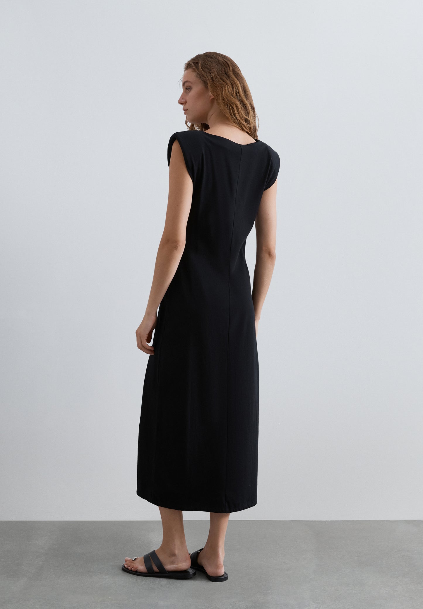 VESTIDO MIDI DRAPEADO LATERAL