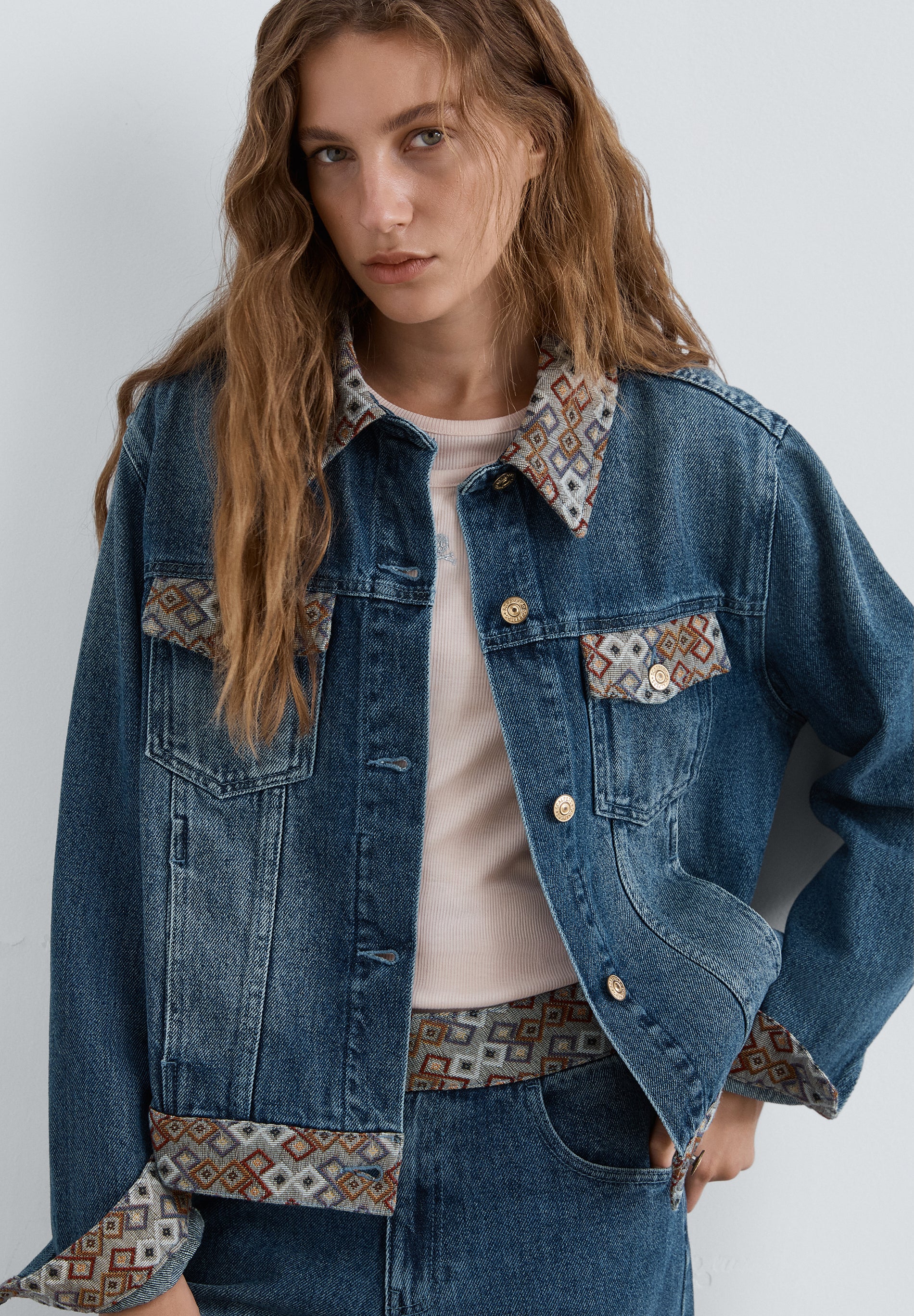 CHAQUETA VAQUERA ESTAMPADO ÉTNICO