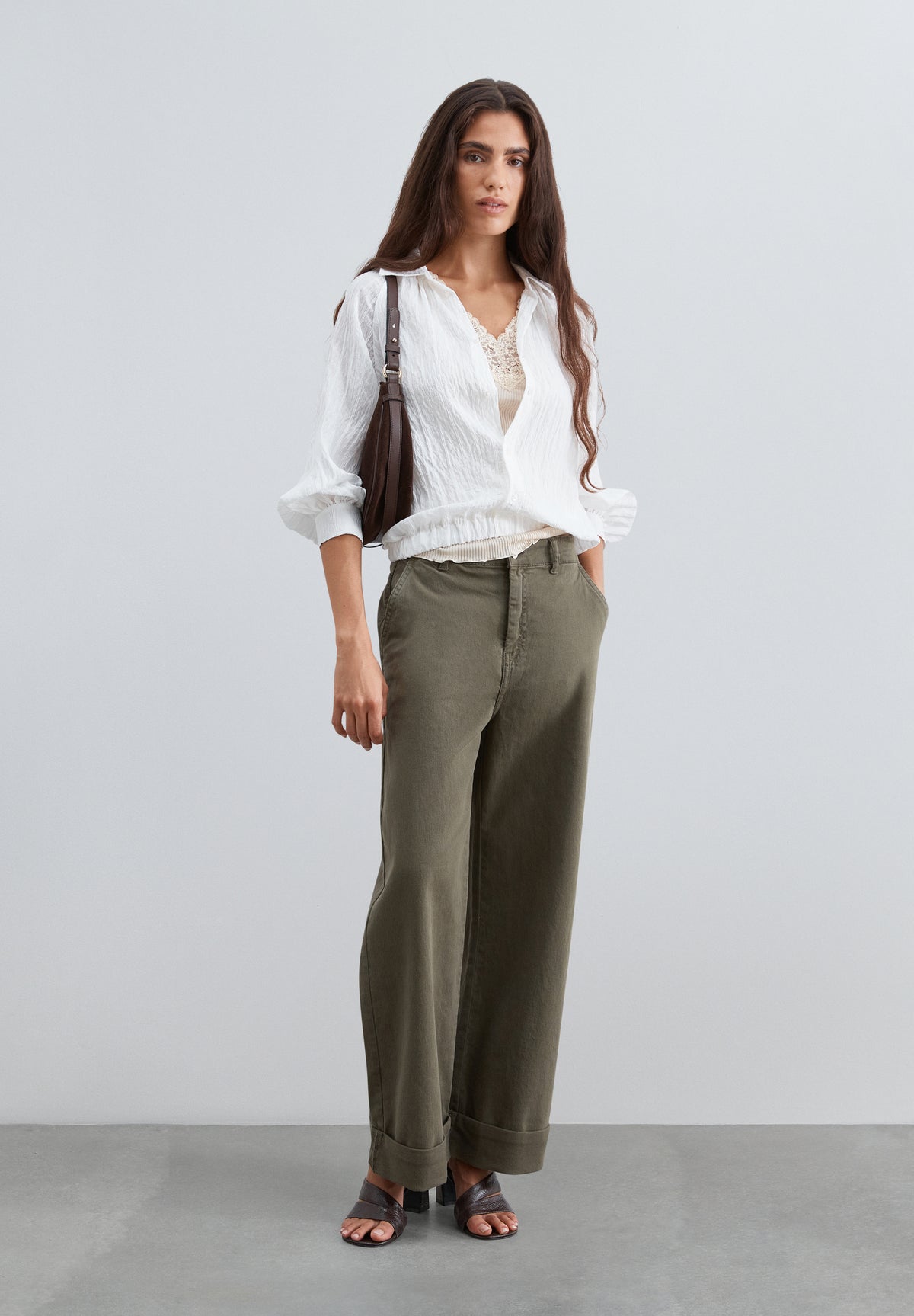 PANTALÓN DENIM DETALLE BAJO