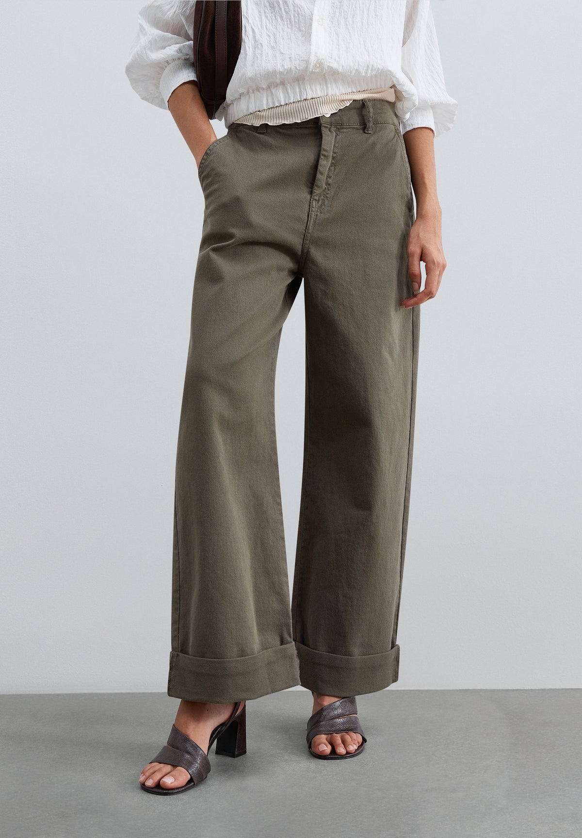 PANTALÓN DENIM DETALLE BAJO