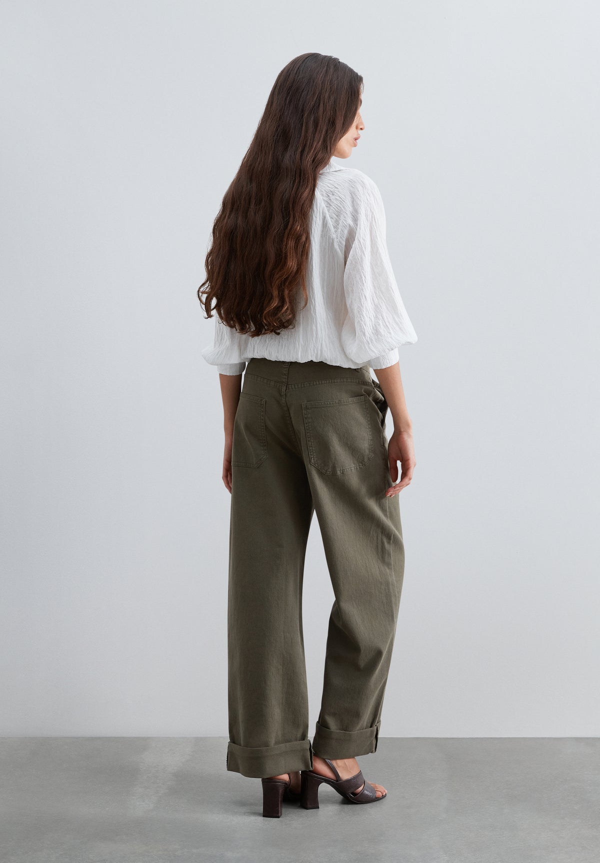 PANTALÓN DENIM DETALLE BAJO