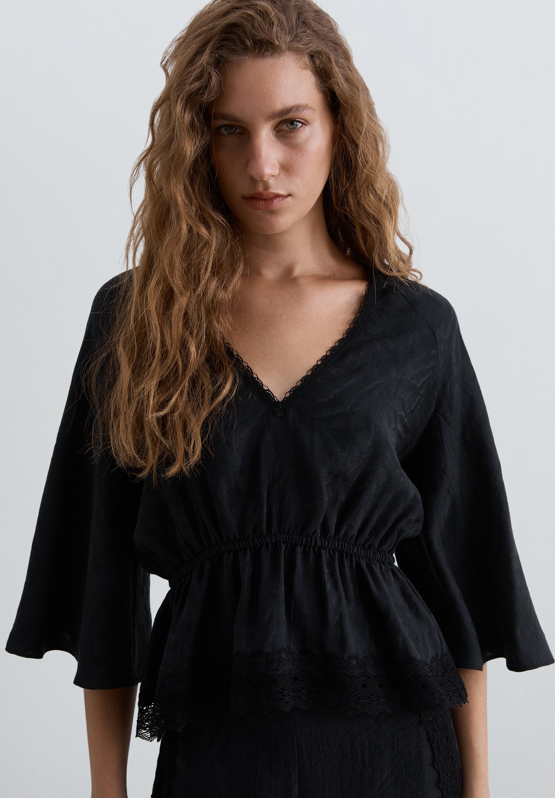 TOP SATINADO ESCOTE PICO