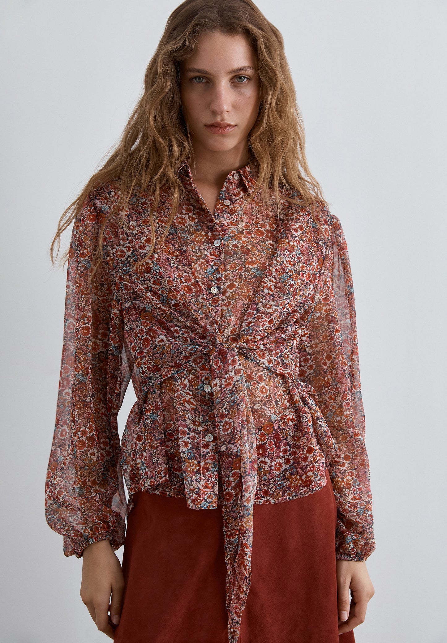 CAMISA ESTAMPADO FLORAL CON LAZADA