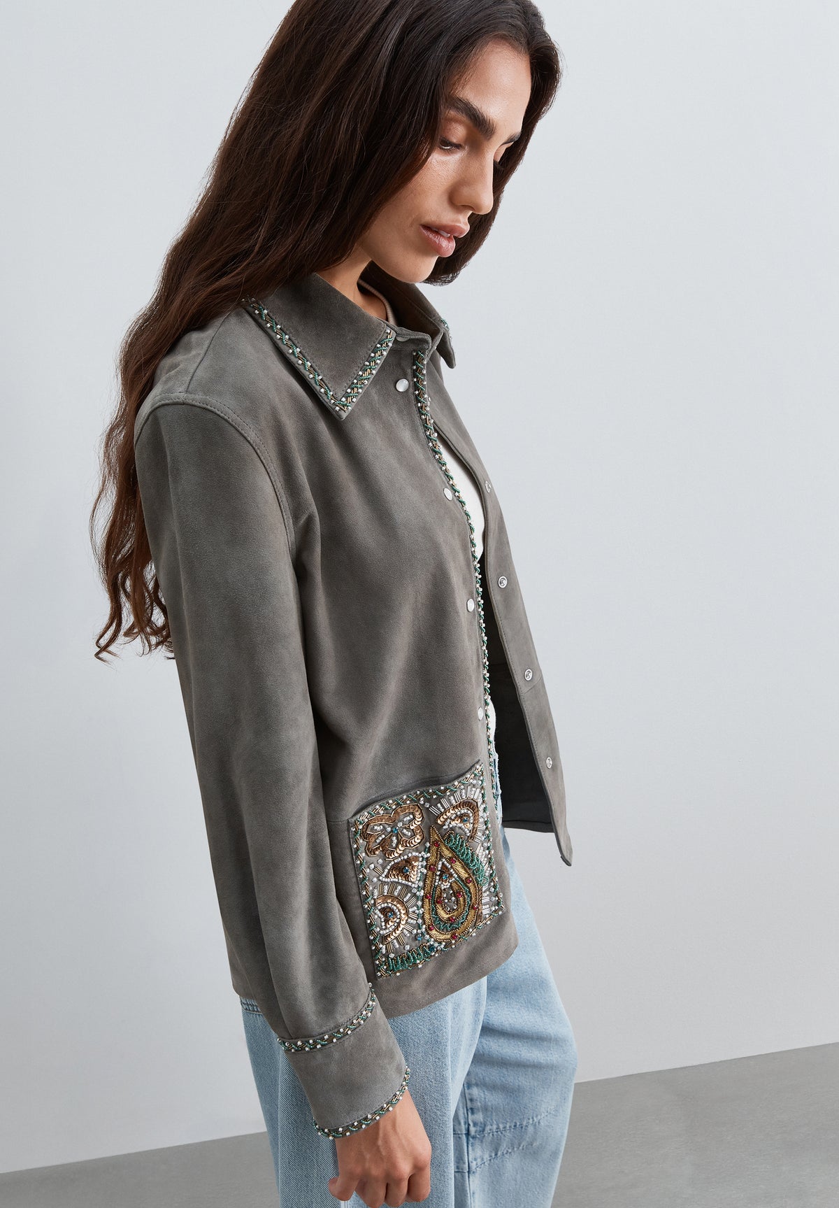 CHAQUETA DE ANTE BORDADA CON CUENTAS
