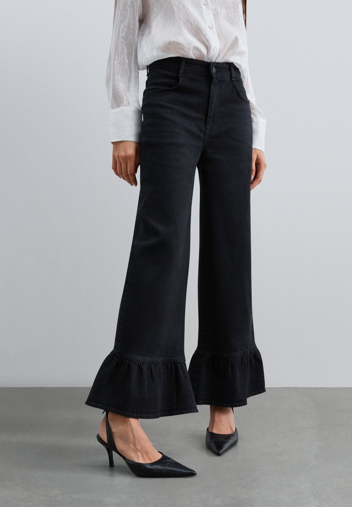 JEANS DETALLE VOLANTE