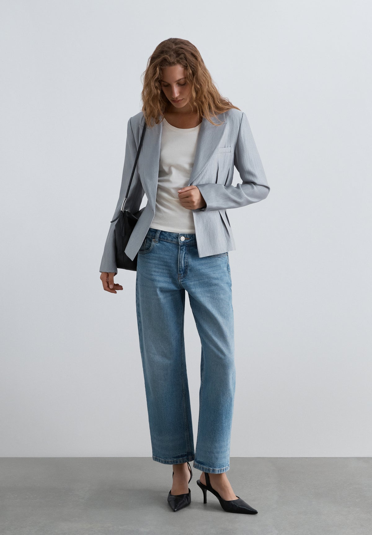BLAZER ENTALLADA CON PINZAS
