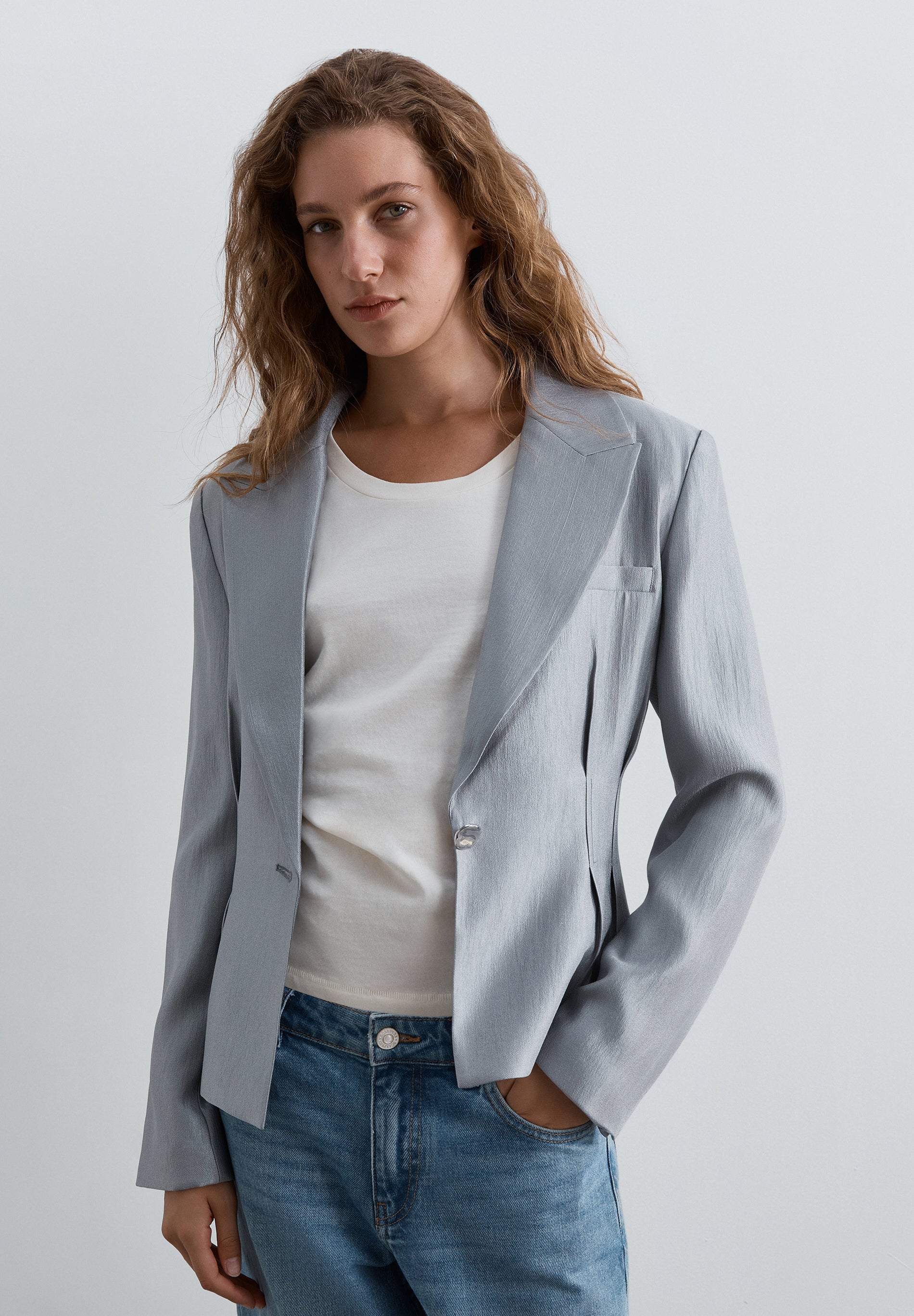 BLAZER ENTALLADA CON PINZAS