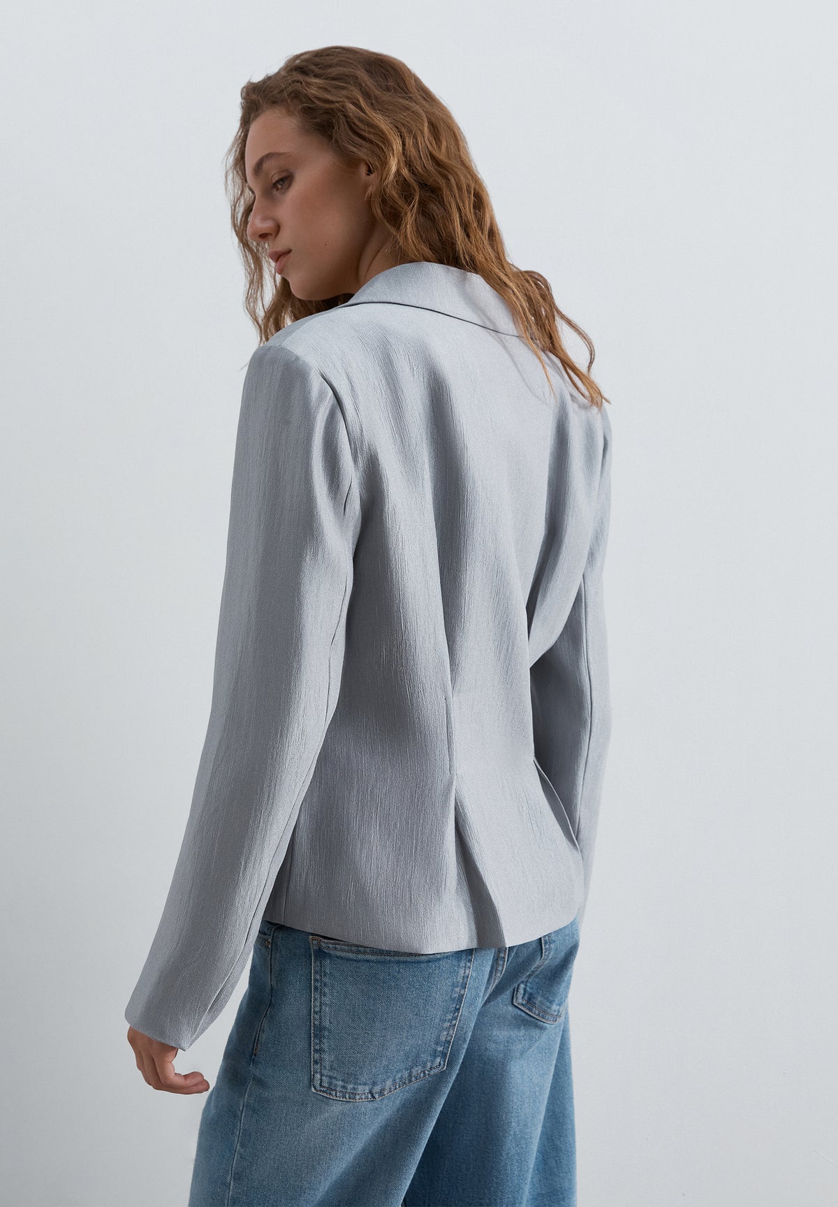 BLAZER ENTALLADA CON PINZAS