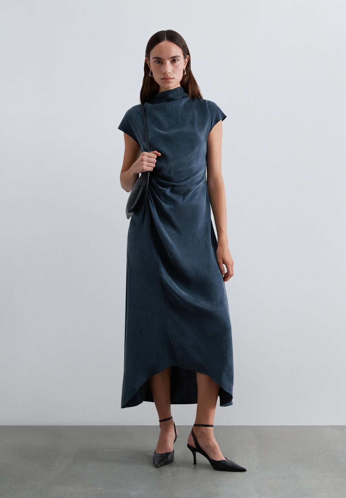 VESTIDO FLUIDO DRAPEADO LATERAL