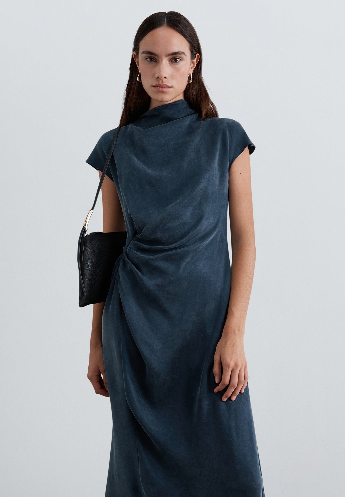 VESTIDO FLUIDO DRAPEADO LATERAL